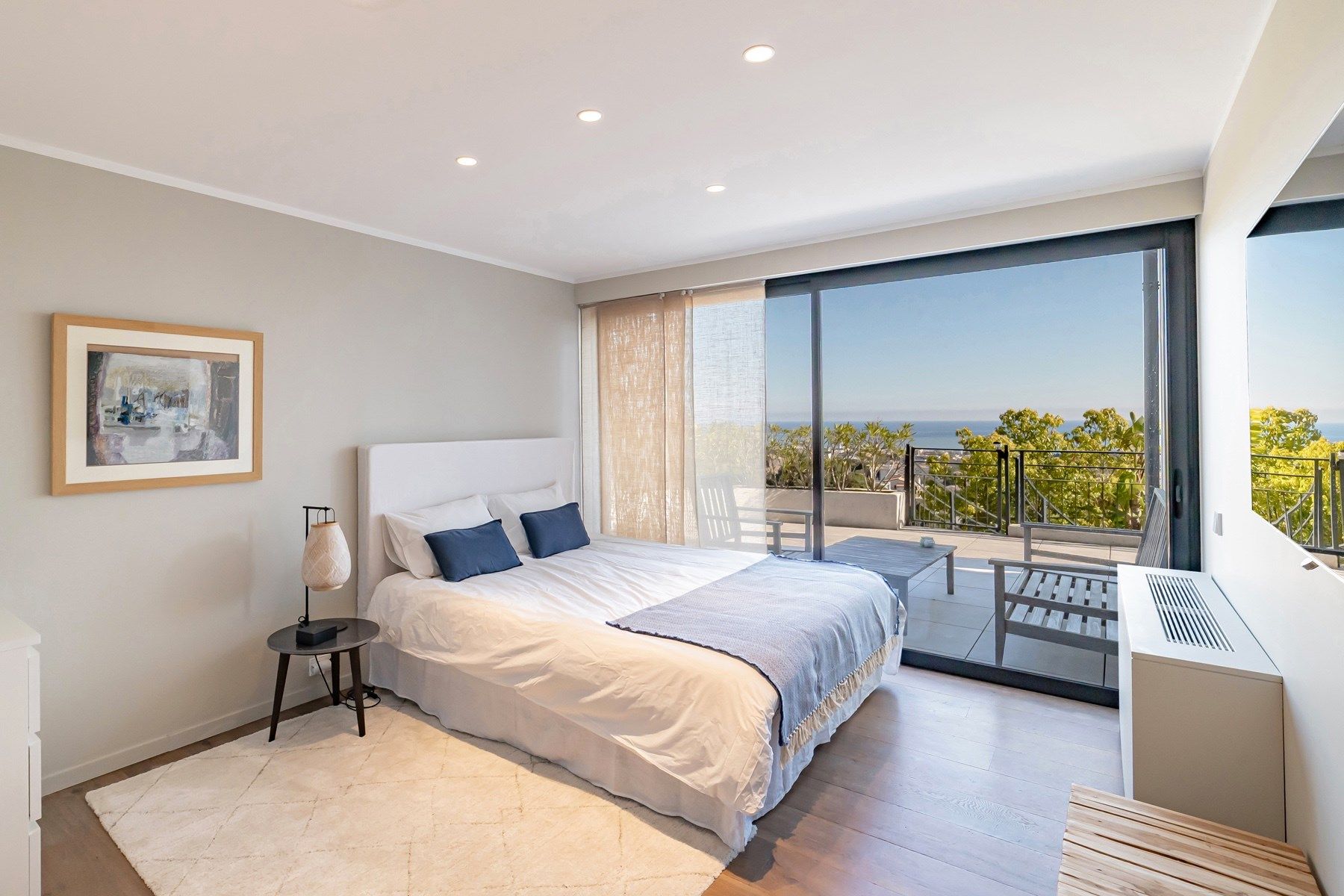 villa 8 Rooms for sale on CAGNES SUR MER (06800)