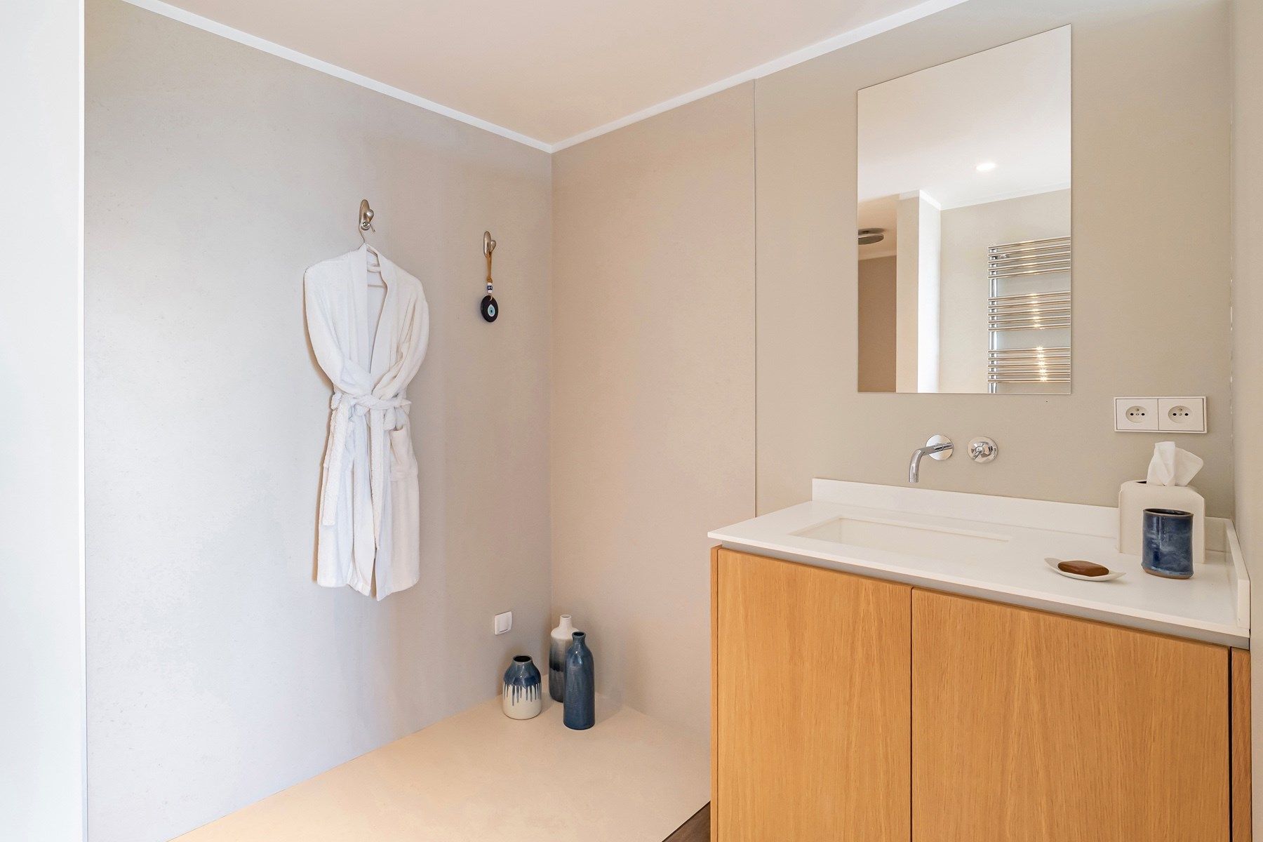 villa 8 Rooms for sale on CAGNES SUR MER (06800)