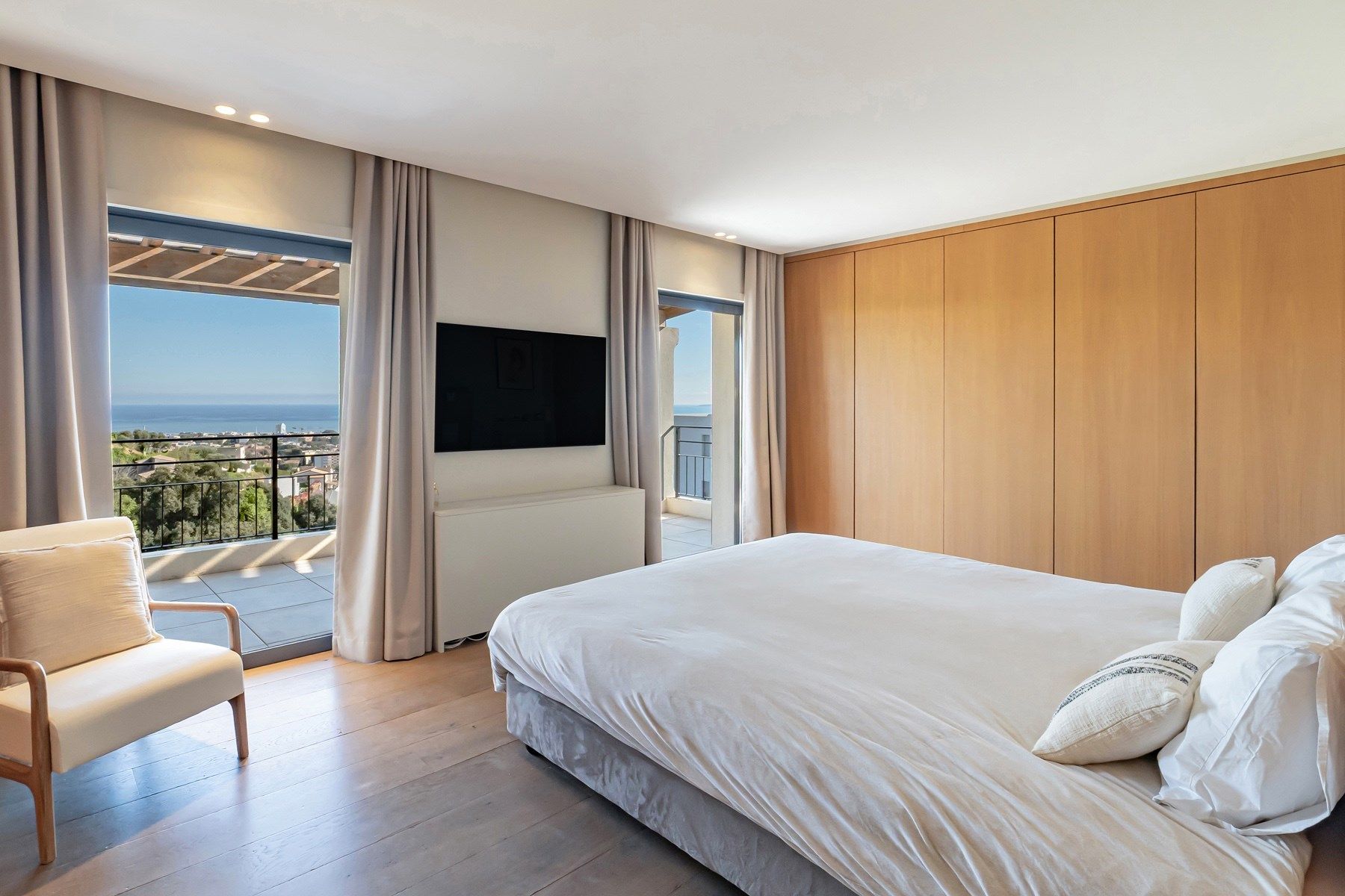 villa 8 Rooms for sale on CAGNES SUR MER (06800)