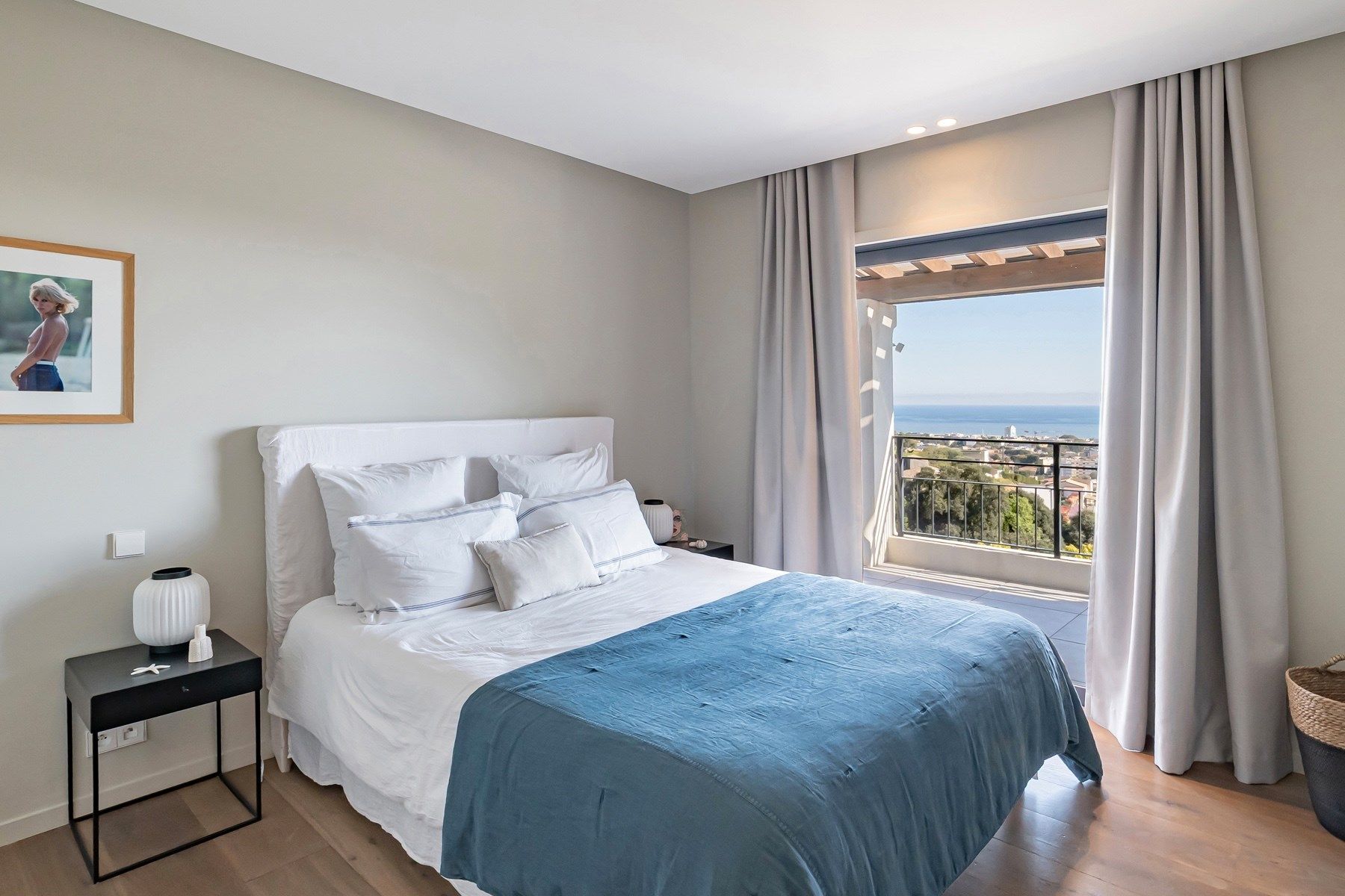 villa 8 Rooms for sale on CAGNES SUR MER (06800)