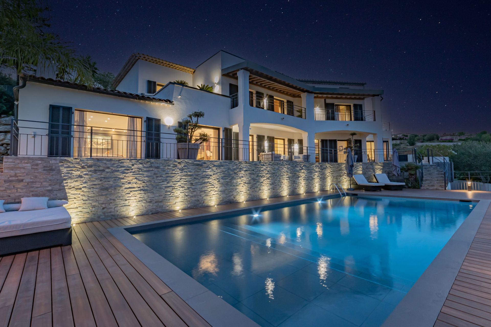 villa 8 Rooms for sale on CAGNES SUR MER (06800)