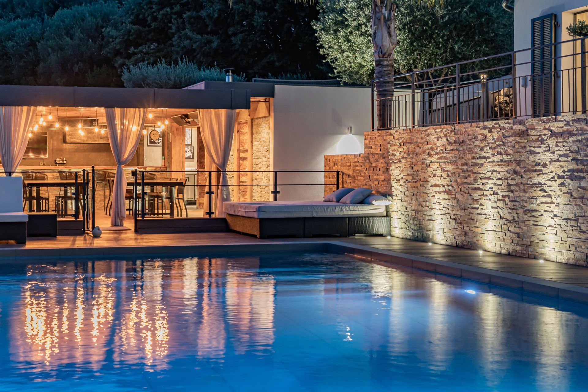 villa 8 Rooms for sale on CAGNES SUR MER (06800)