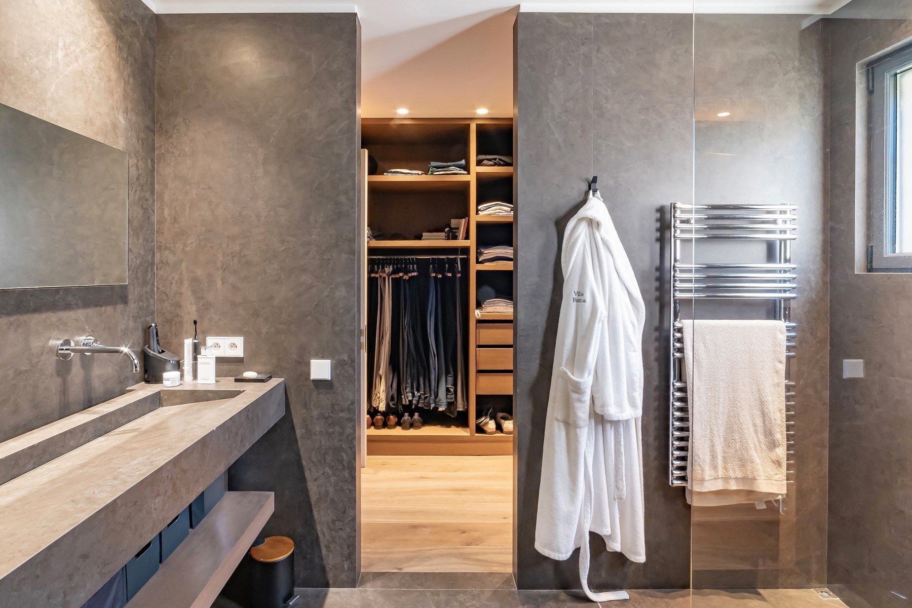 villa 8 Rooms for sale on CAGNES SUR MER (06800)