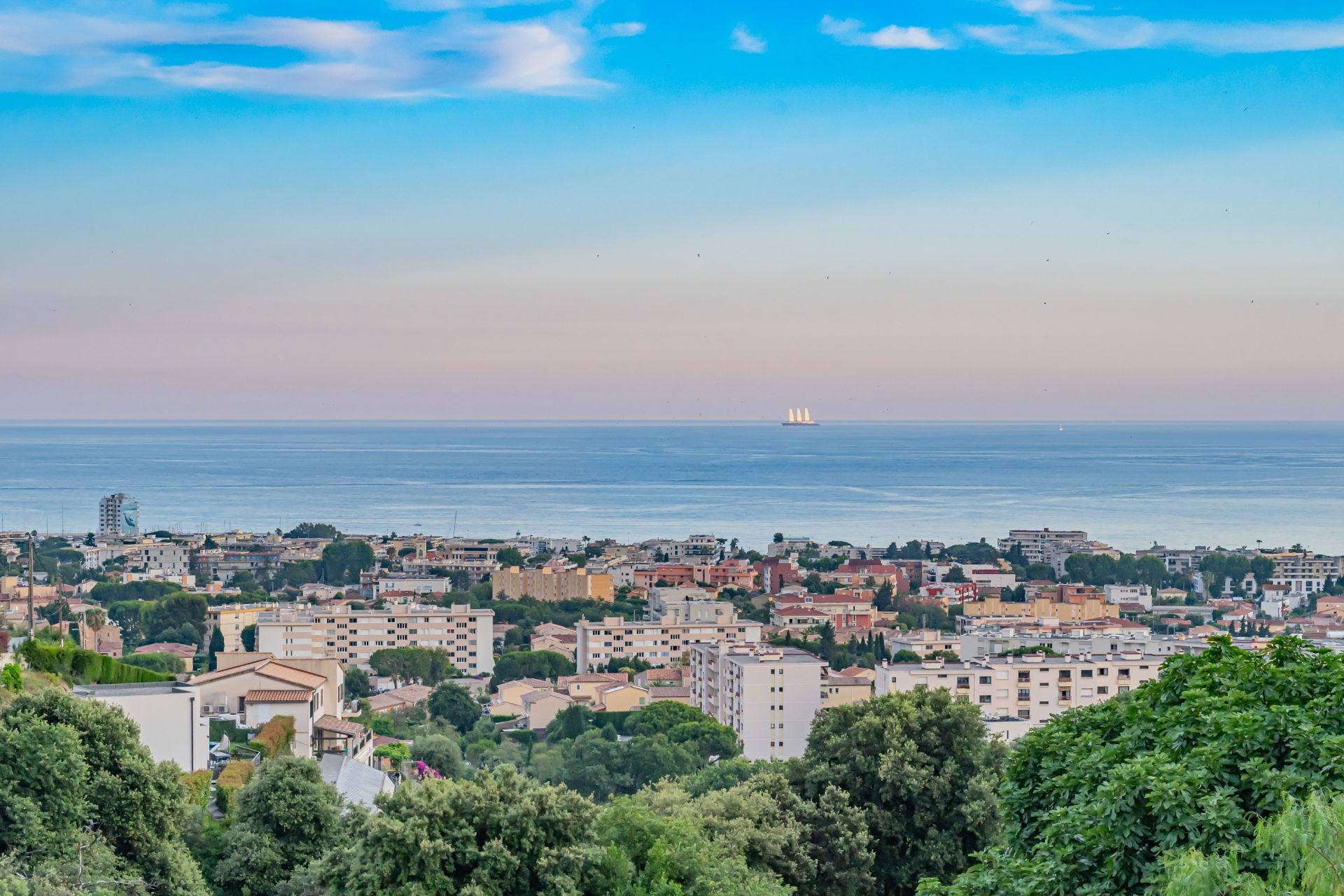 villa 8 Rooms for sale on CAGNES SUR MER (06800)
