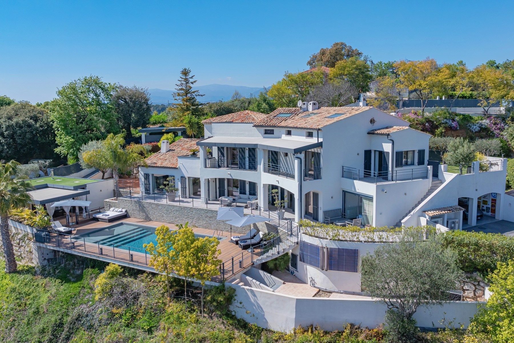 villa 8 Rooms for sale on CAGNES SUR MER (06800)