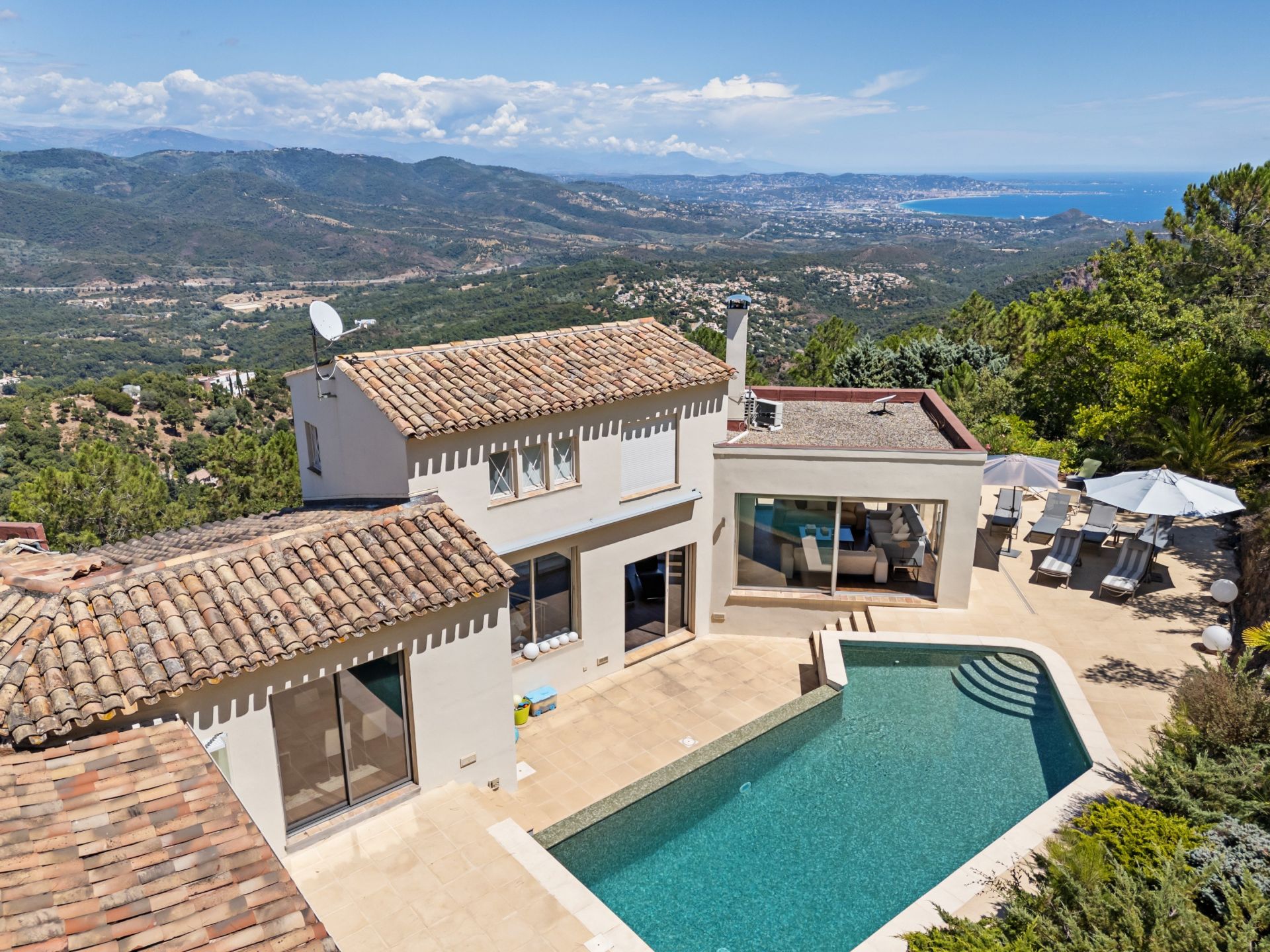 villa 7 Rooms for sale on LES ADRETS DE L ESTEREL (83600)