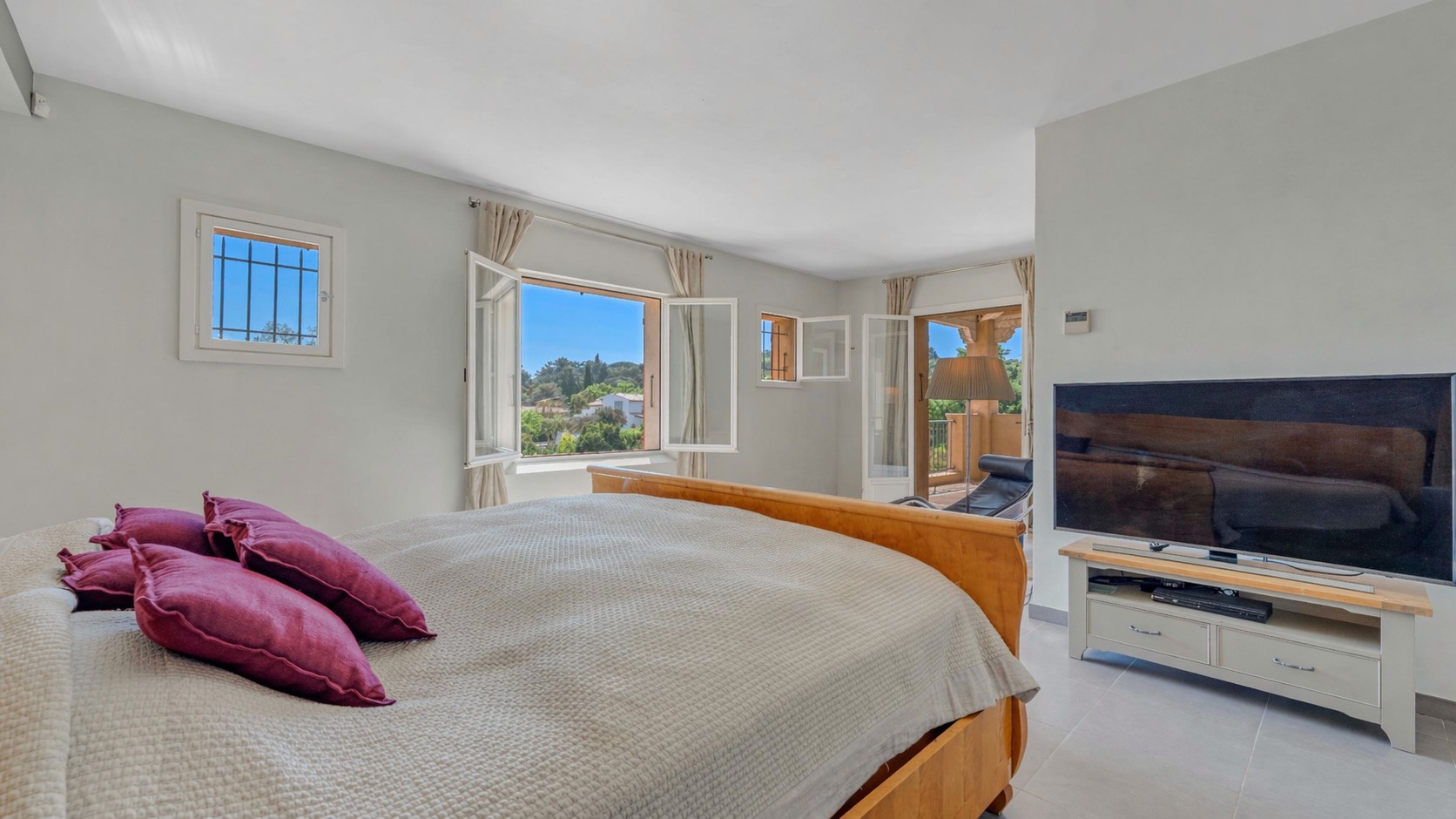villa 8 Rooms for sale on GRIMAUD (83310)