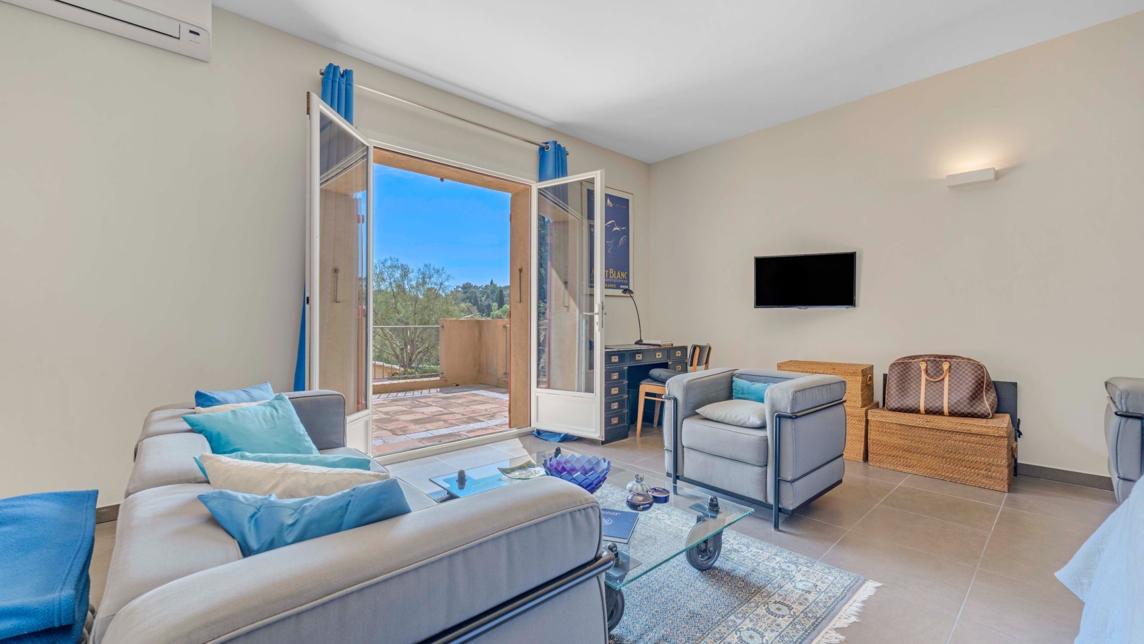 villa 8 Rooms for sale on GRIMAUD (83310)