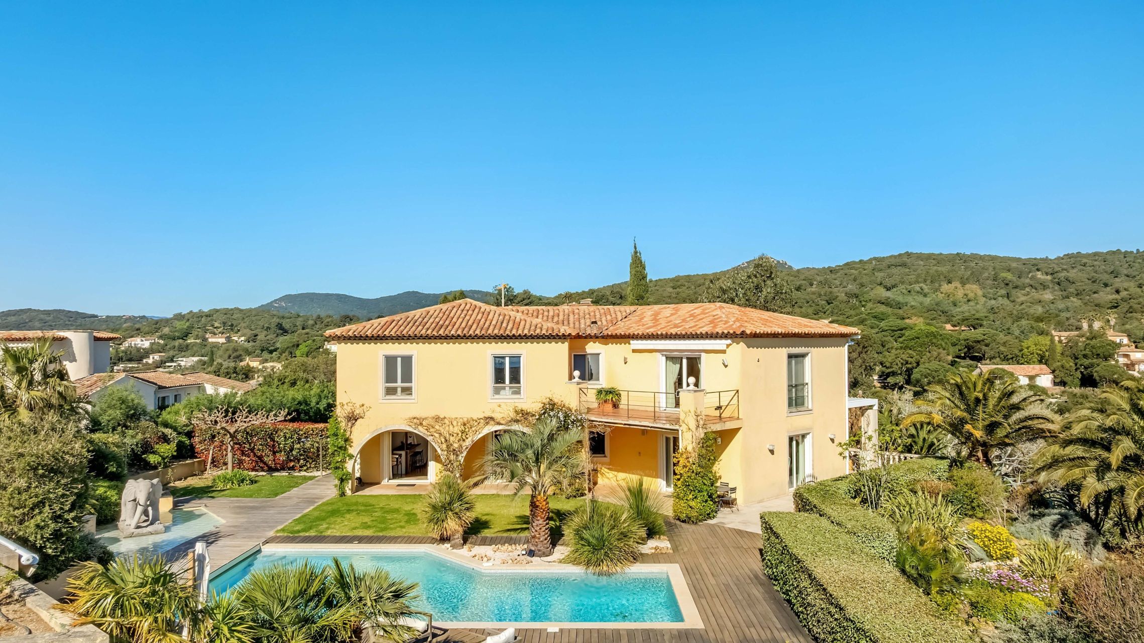 villa 9 Rooms for sale on GRIMAUD (83310)