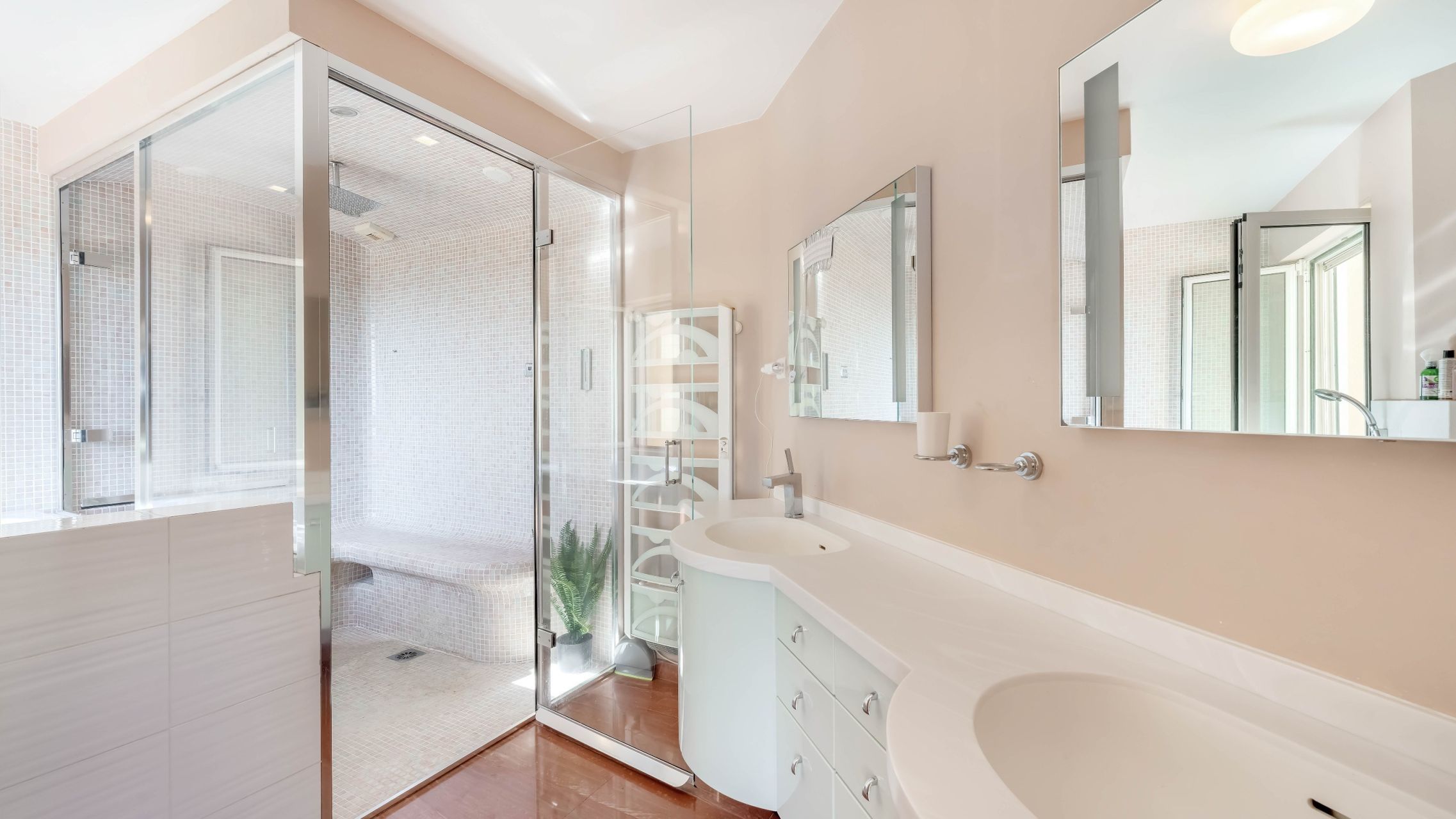 villa 9 Rooms for sale on GRIMAUD (83310)