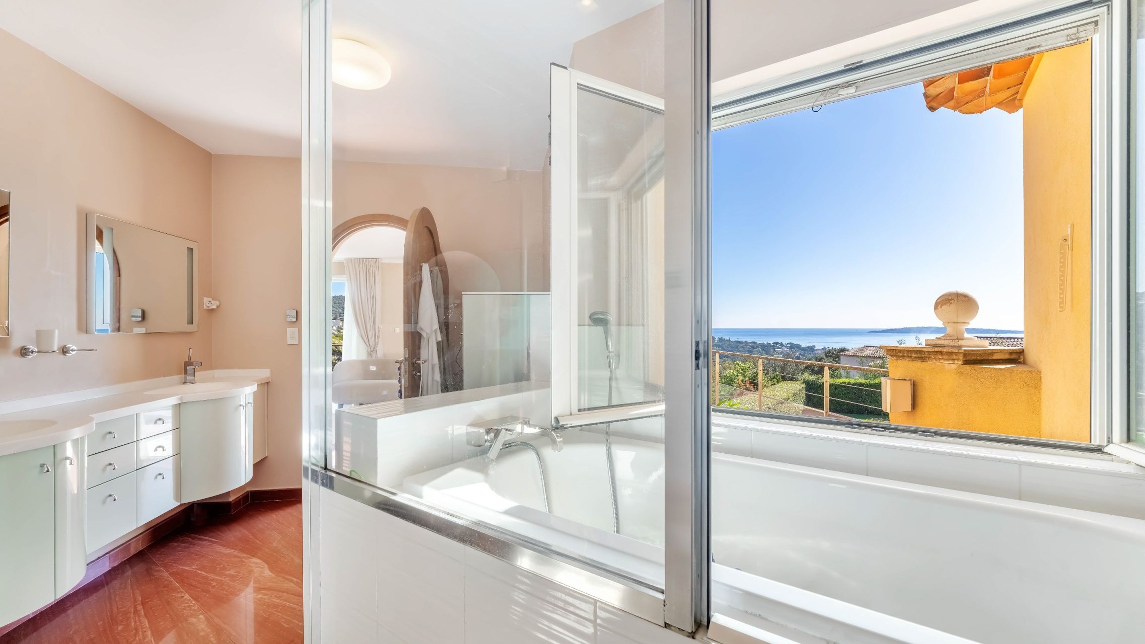 villa 9 Rooms for sale on GRIMAUD (83310)