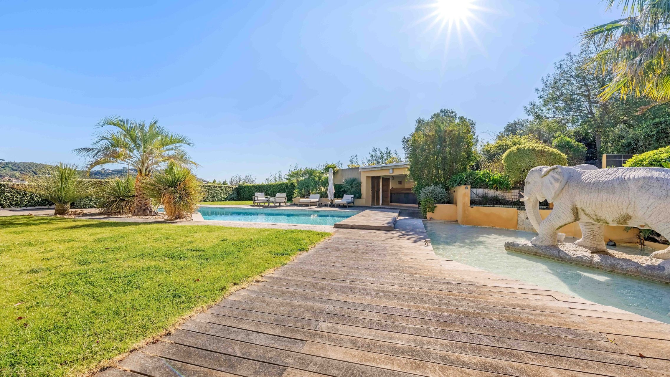 villa 9 Rooms for sale on GRIMAUD (83310)