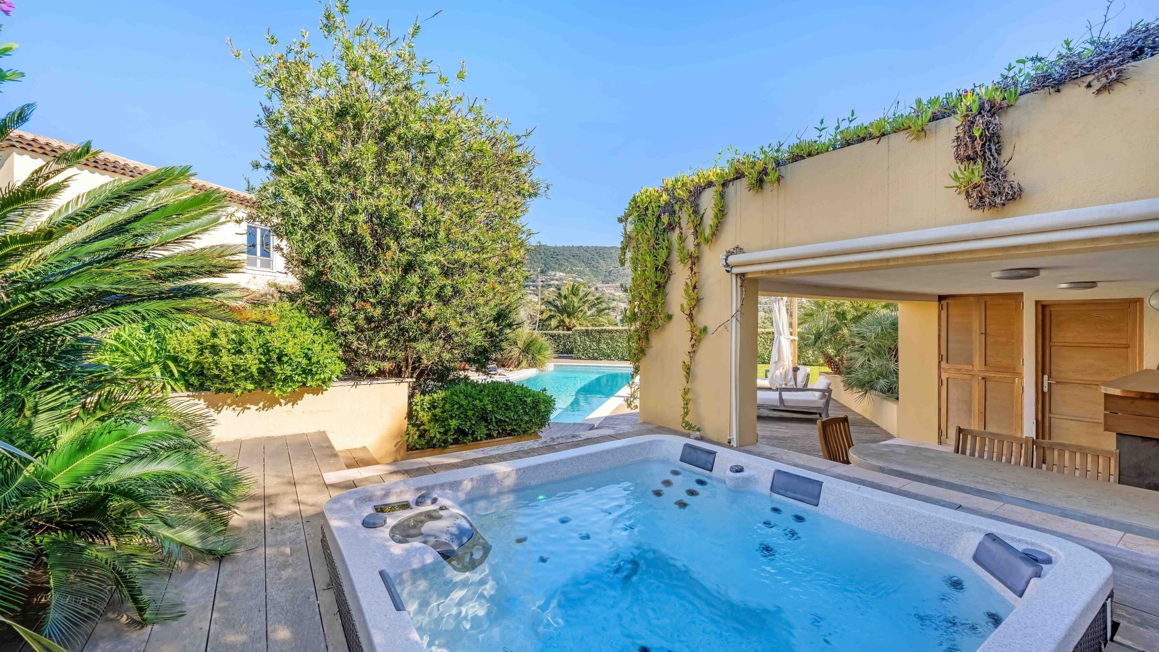 villa 9 Rooms for sale on GRIMAUD (83310)