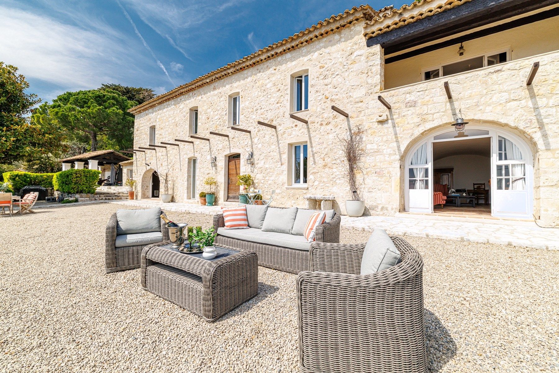 bastide 9 Rooms for sale on VENCE (06140)