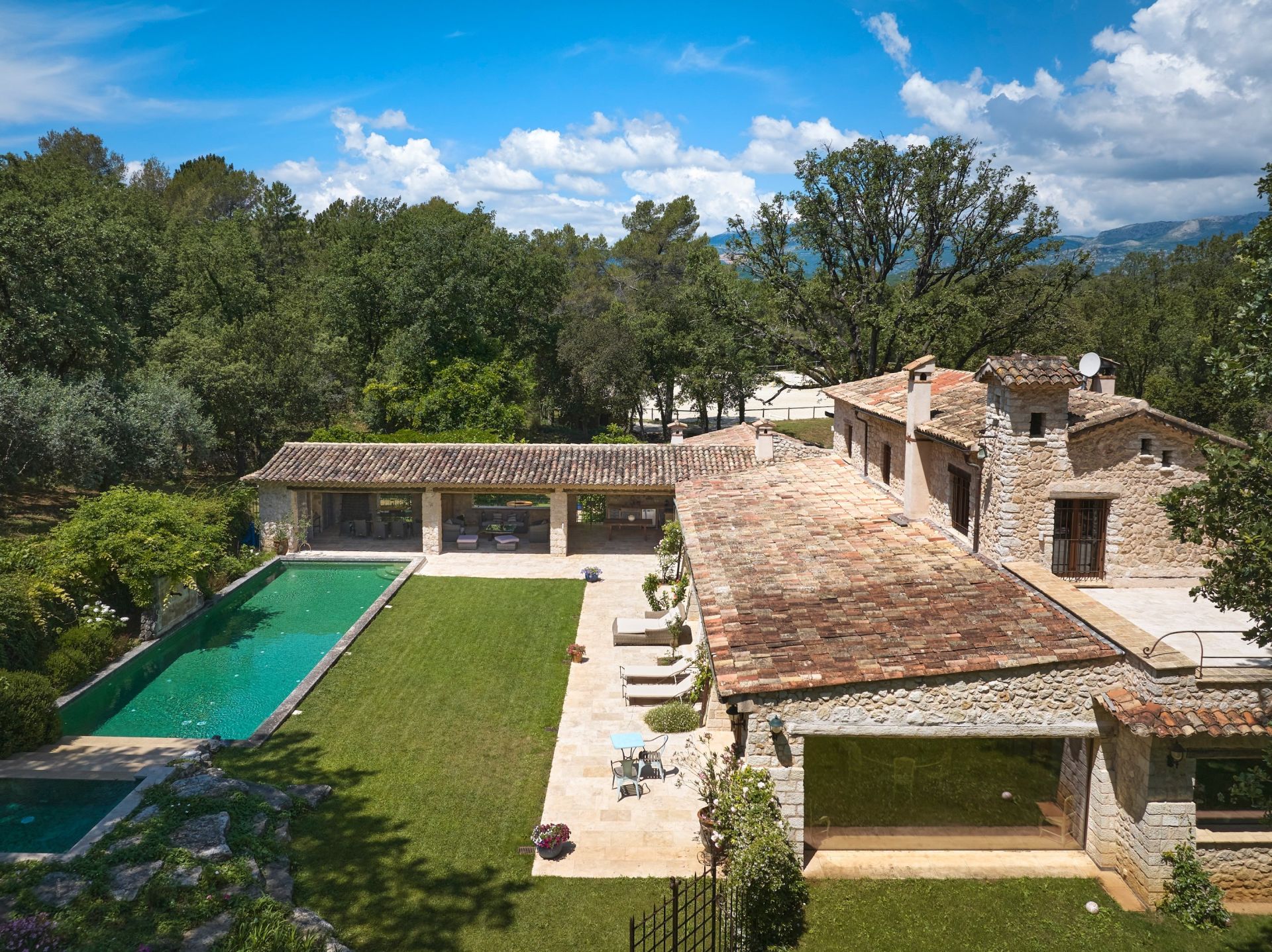 maison provençale 14 Pièces en vente sur ROQUEFORT LES PINS (06330)