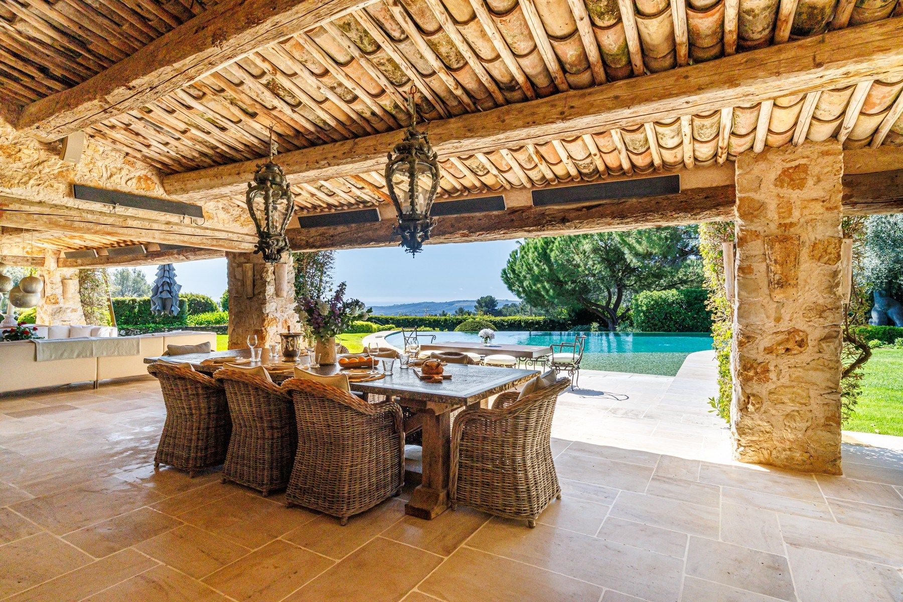 maison provençale 11 Pièces en vente sur LA COLLE SUR LOUP (06480)