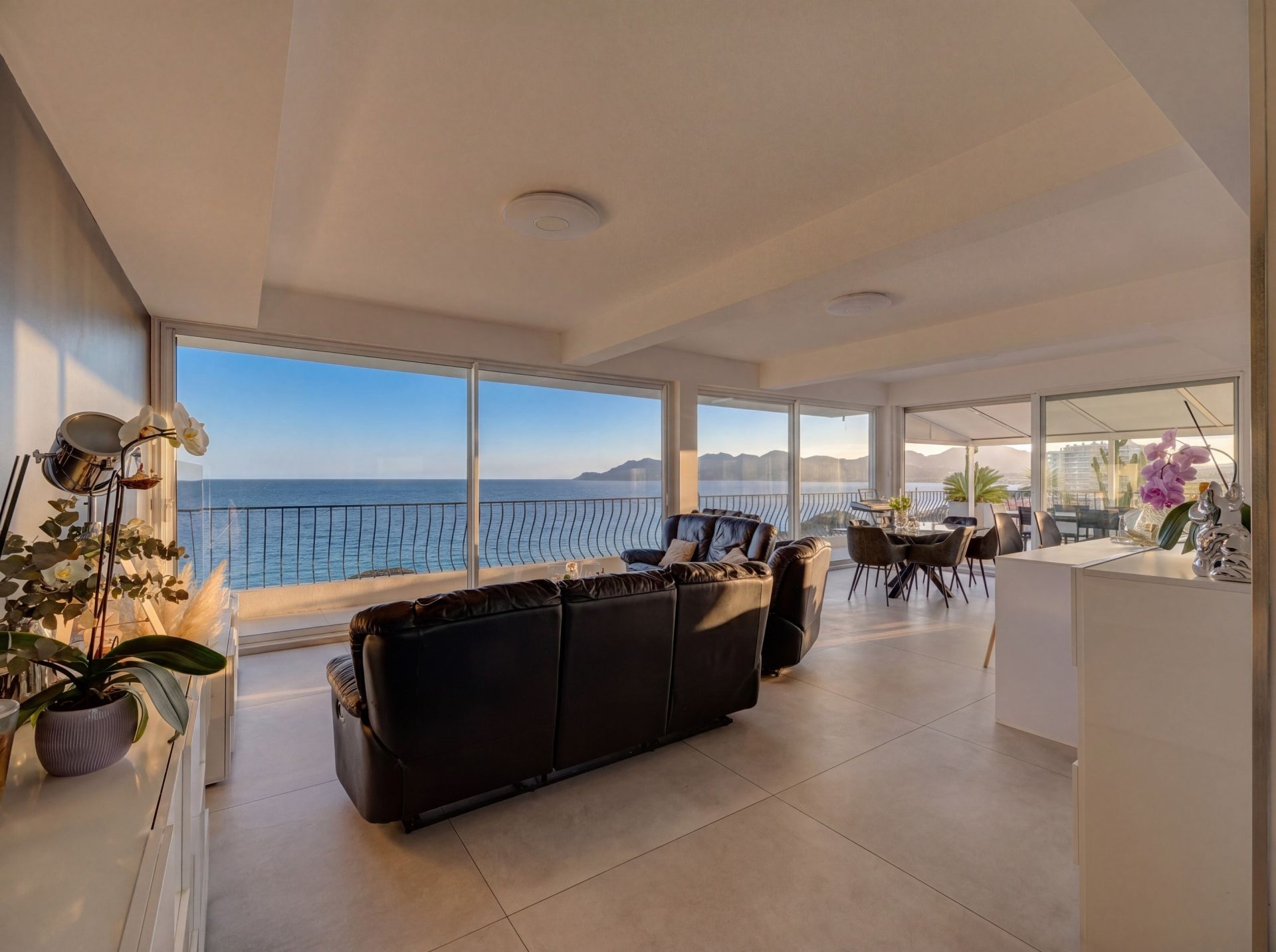 apartment 4 Rooms for sale on CANNES (06400)