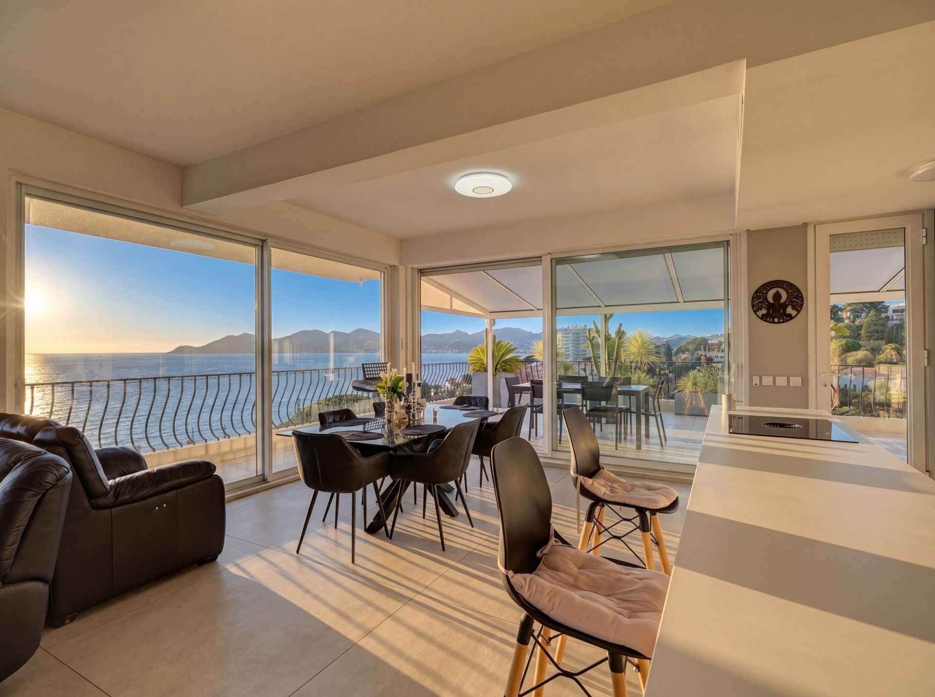 apartment 4 Rooms for sale on CANNES (06400)