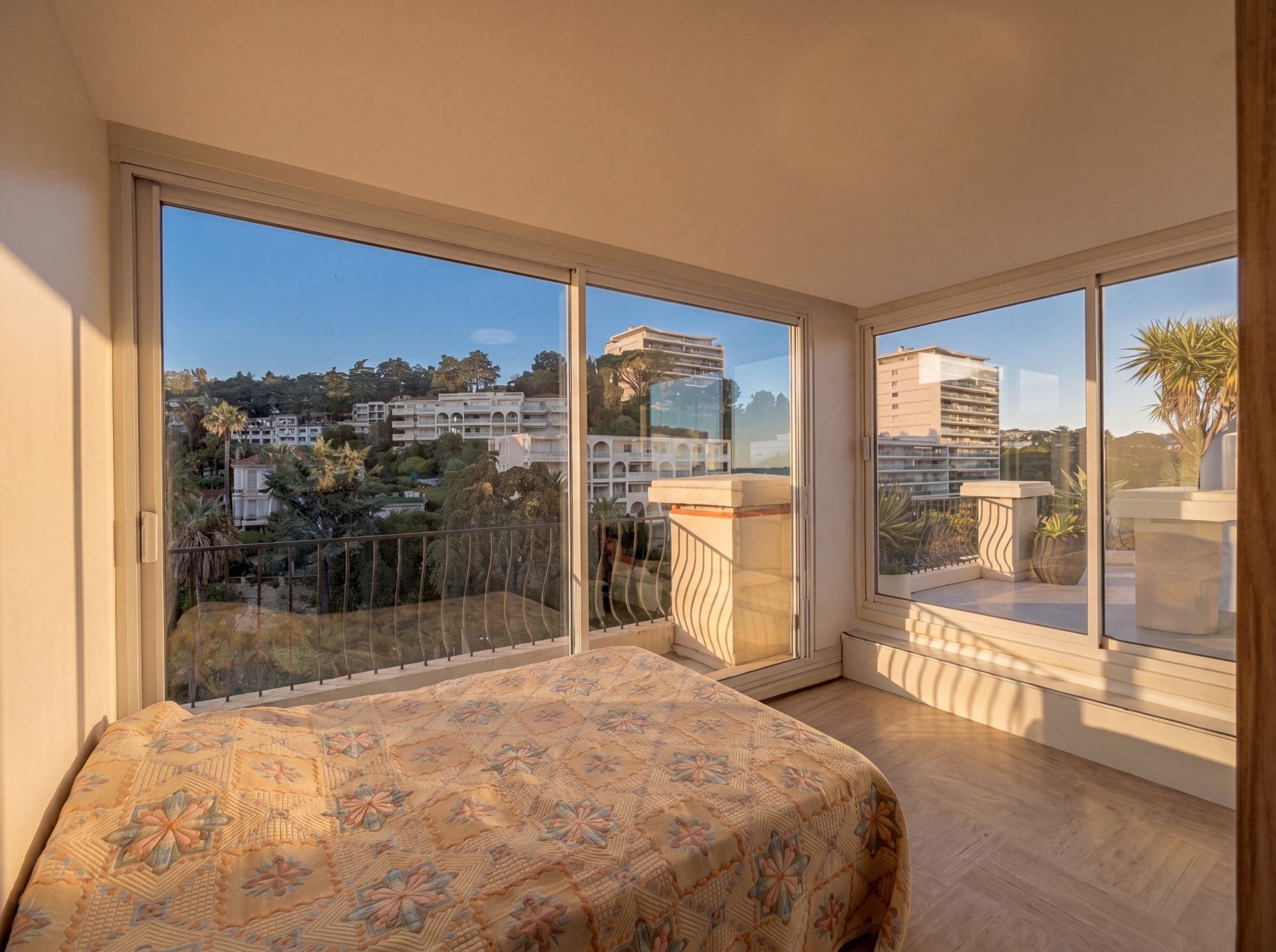 apartment 4 Rooms for sale on CANNES (06400)
