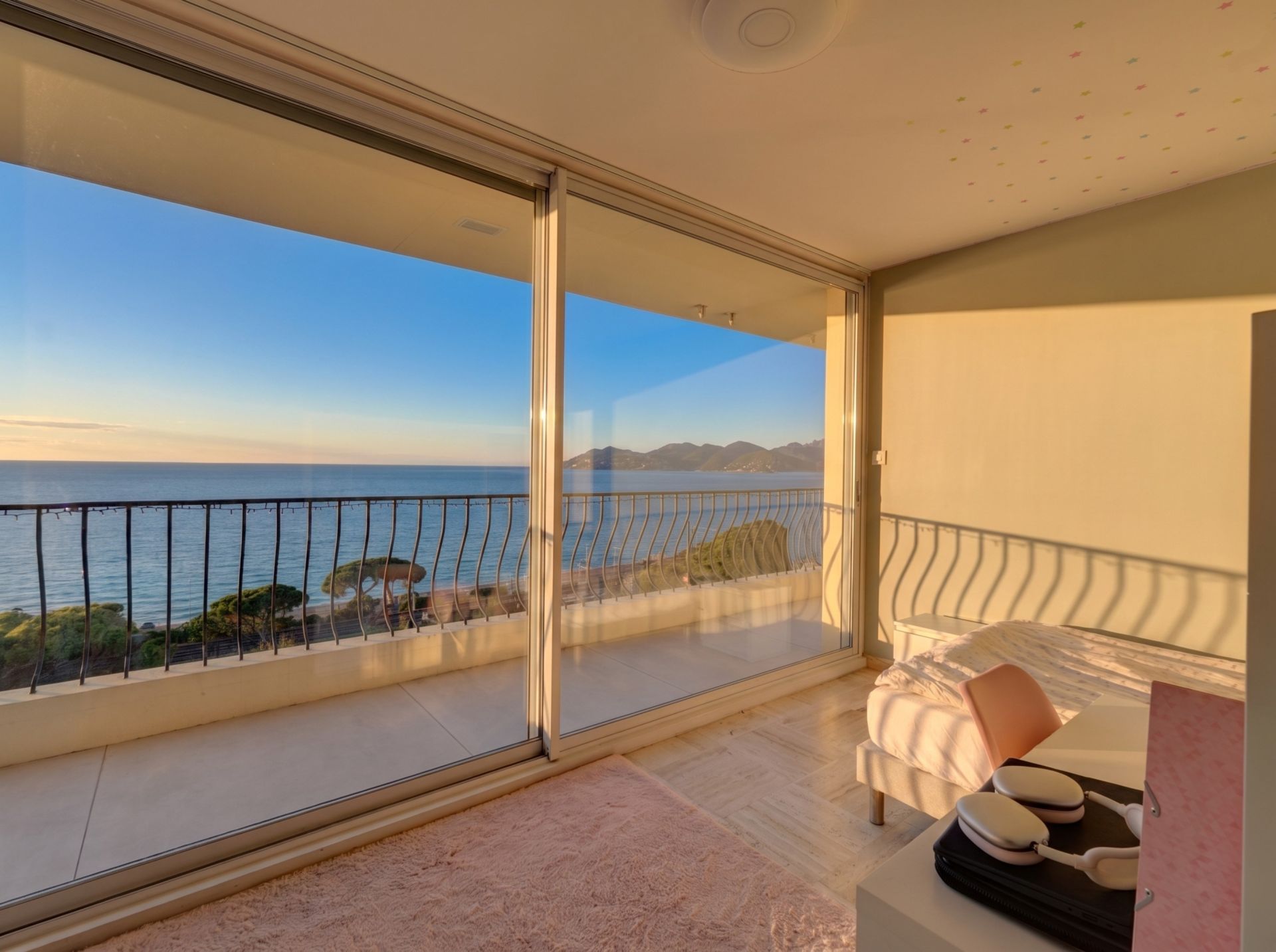 apartment 4 Rooms for sale on CANNES (06400)