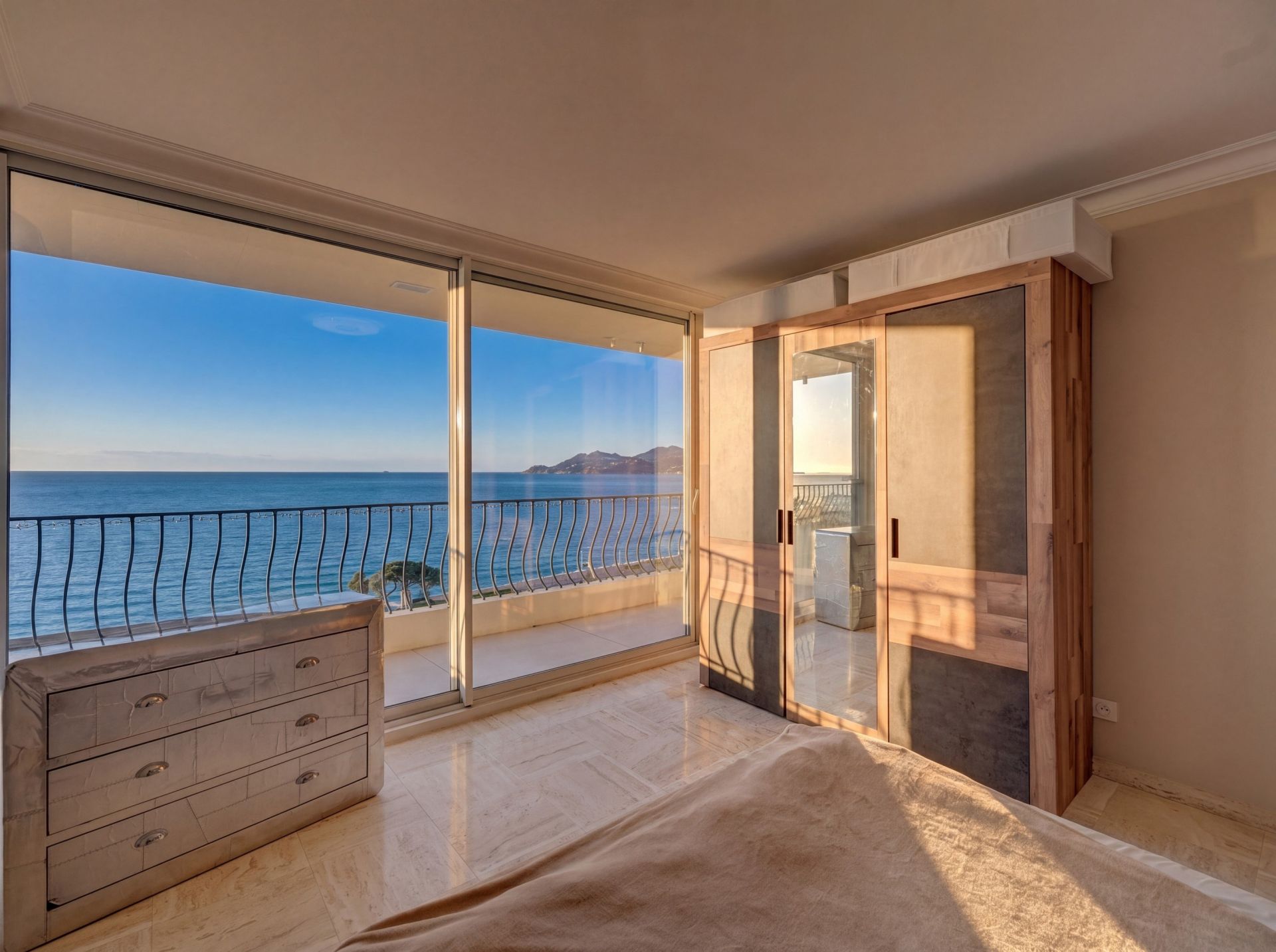 apartment 4 Rooms for sale on CANNES (06400)