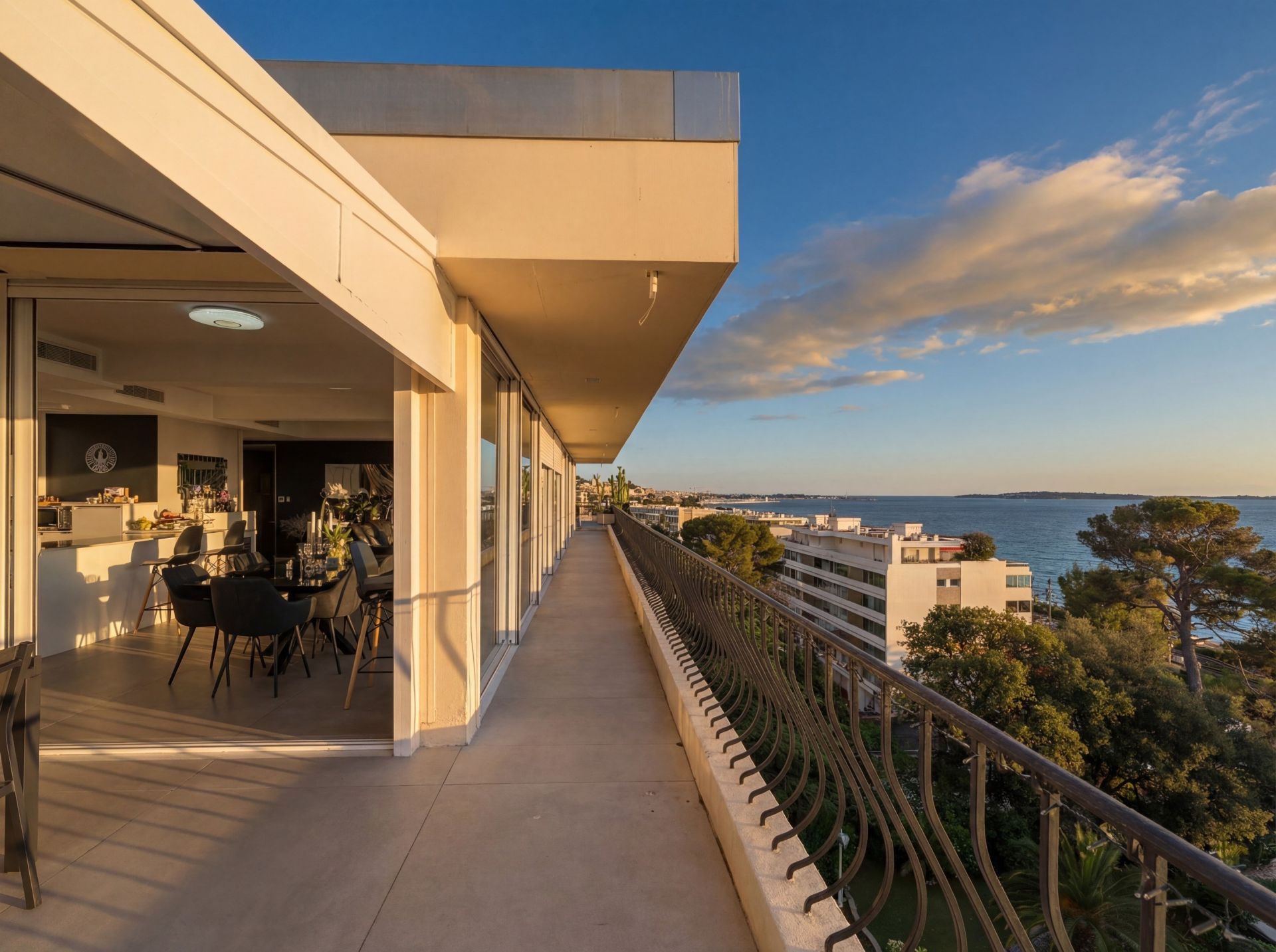 apartment 4 Rooms for sale on CANNES (06400)