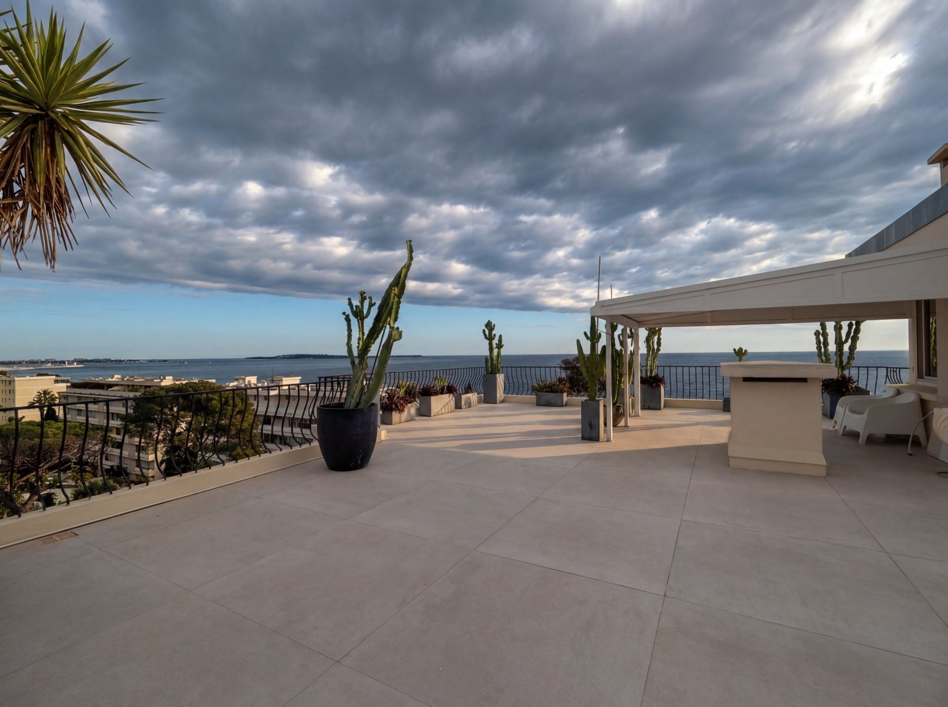 apartment 4 Rooms for sale on CANNES (06400)