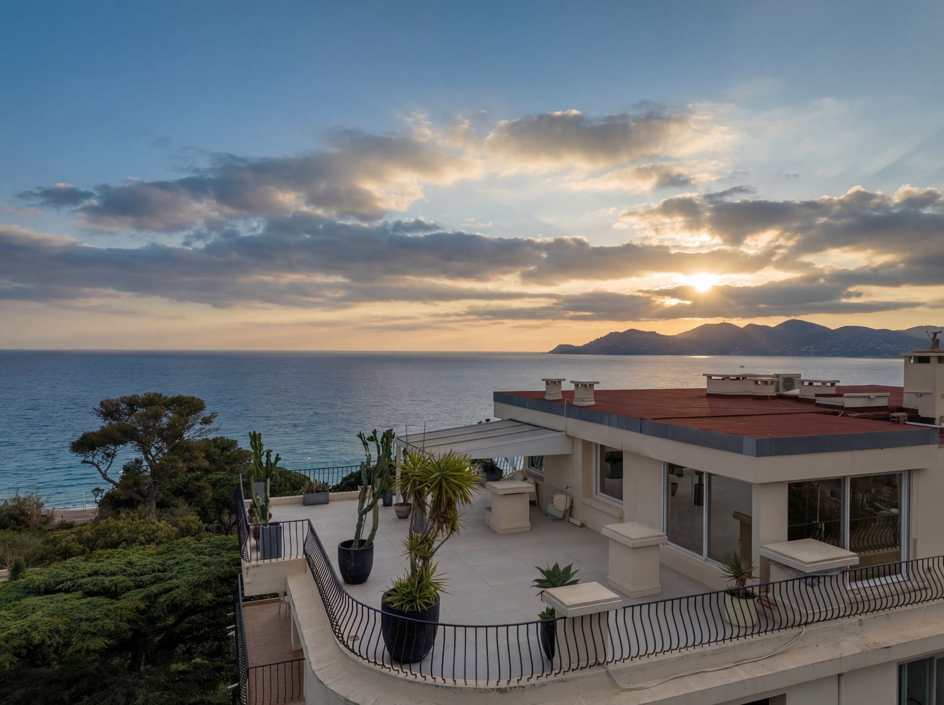 apartment 4 Rooms for sale on CANNES (06400)