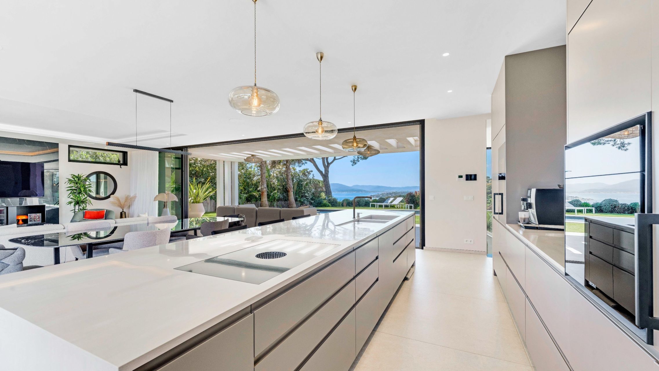 contemporary house 10 Rooms for sale on STE MAXIME (83120)