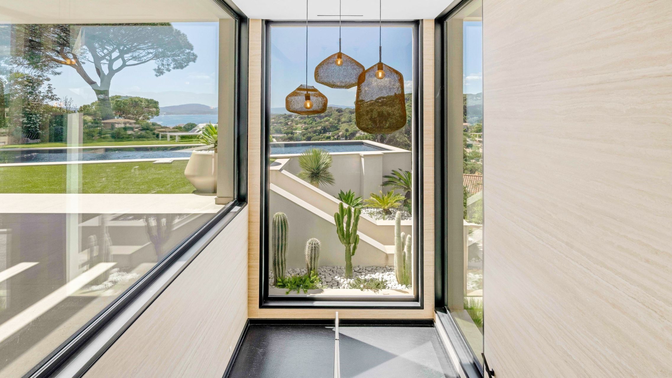 contemporary house 10 Rooms for sale on STE MAXIME (83120)