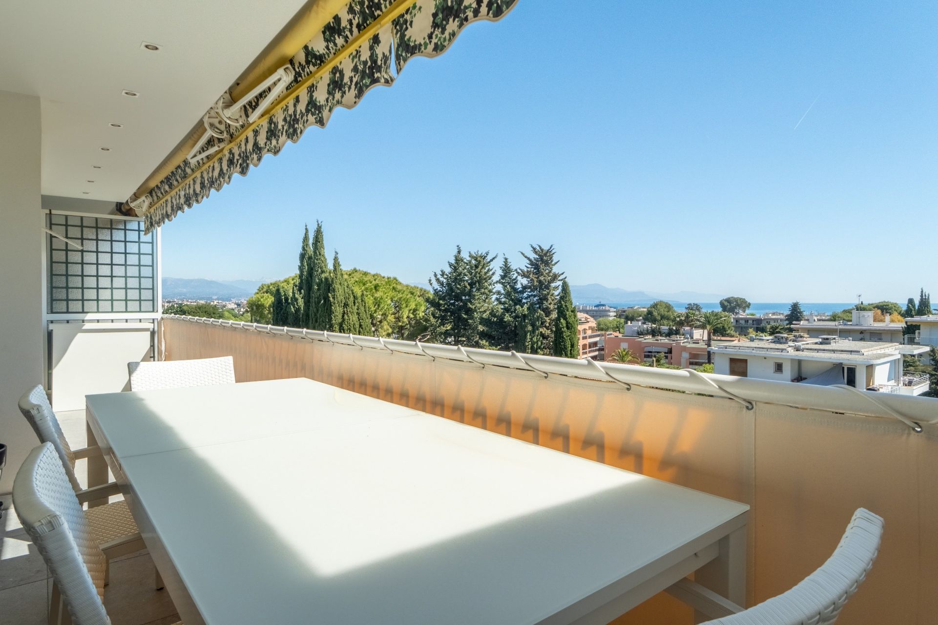 apartment 4 Rooms for sale on ANTIBES (06600)