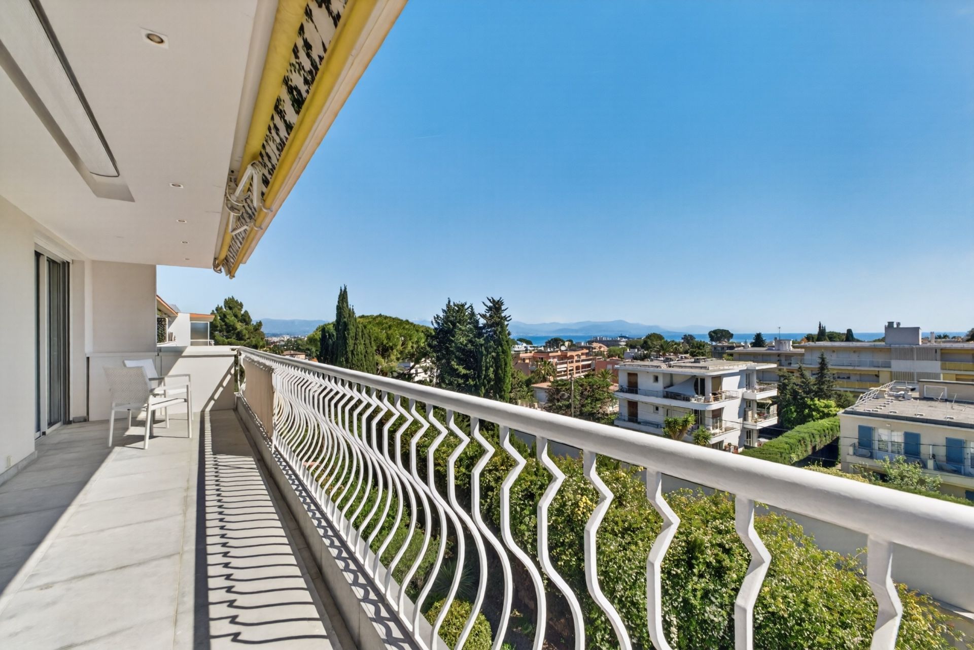 apartment 4 Rooms for sale on ANTIBES (06600)