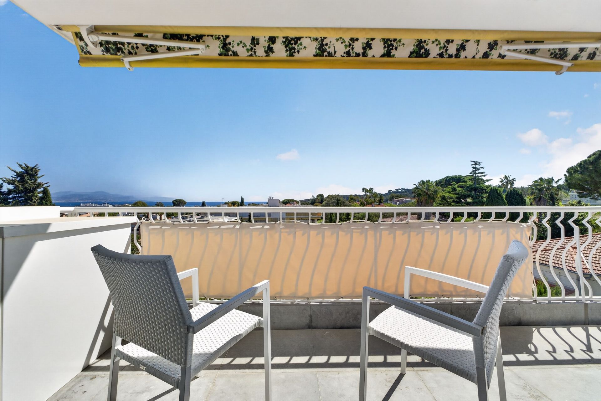 apartment 4 Rooms for sale on ANTIBES (06600)