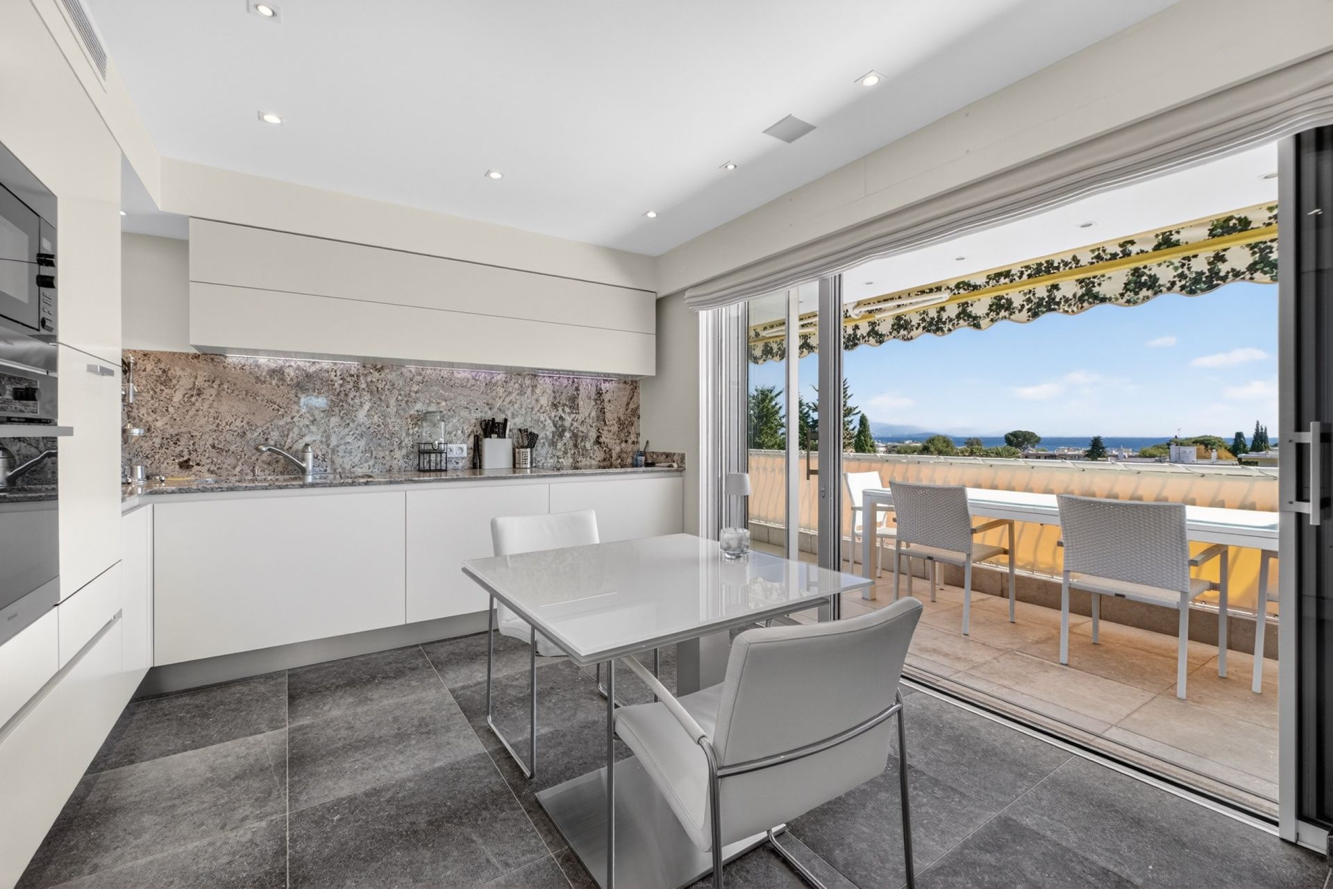 apartment 4 Rooms for sale on ANTIBES (06600)