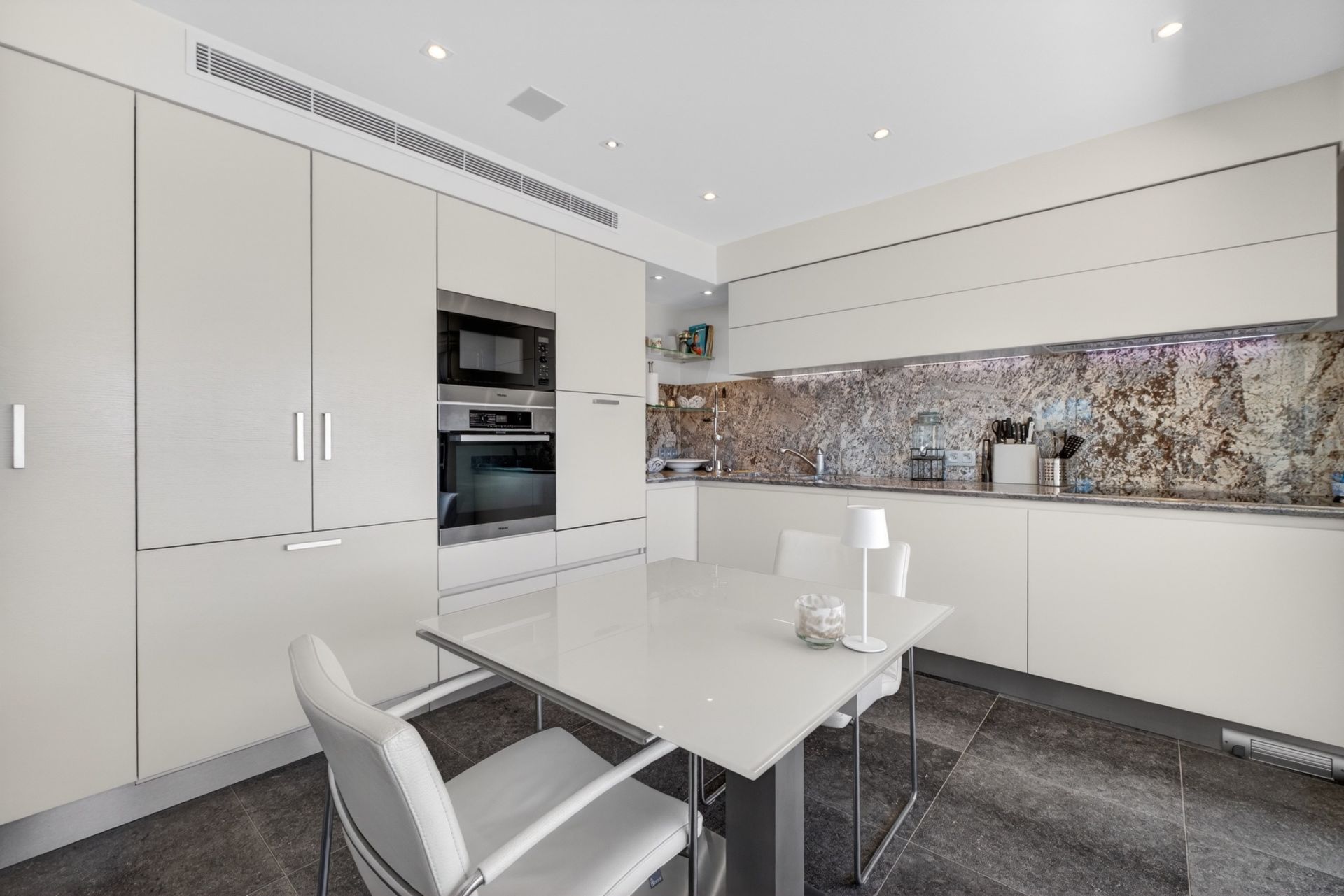 apartment 4 Rooms for sale on ANTIBES (06600)