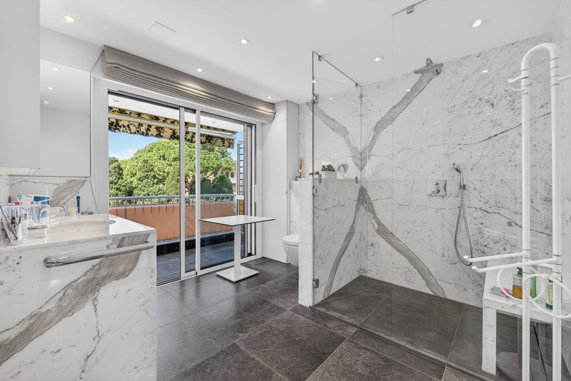 apartment 4 Rooms for sale on ANTIBES (06600)