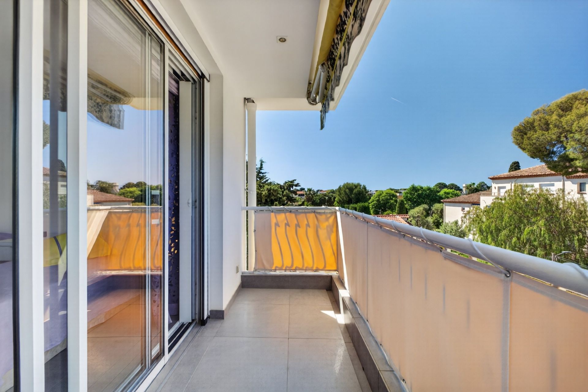 apartment 4 Rooms for sale on ANTIBES (06600)