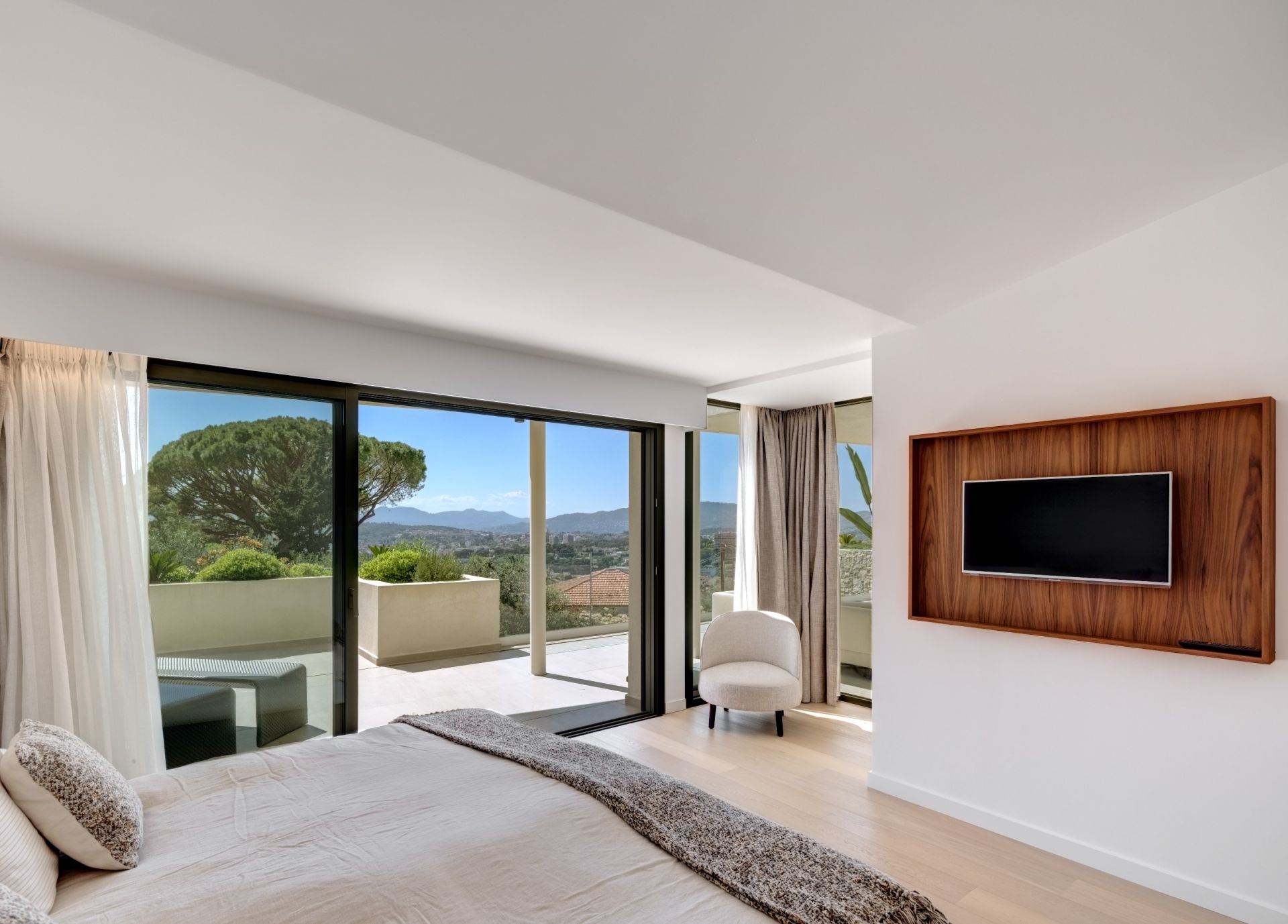 contemporary house 7 Rooms for sale on LE CANNET (06110)