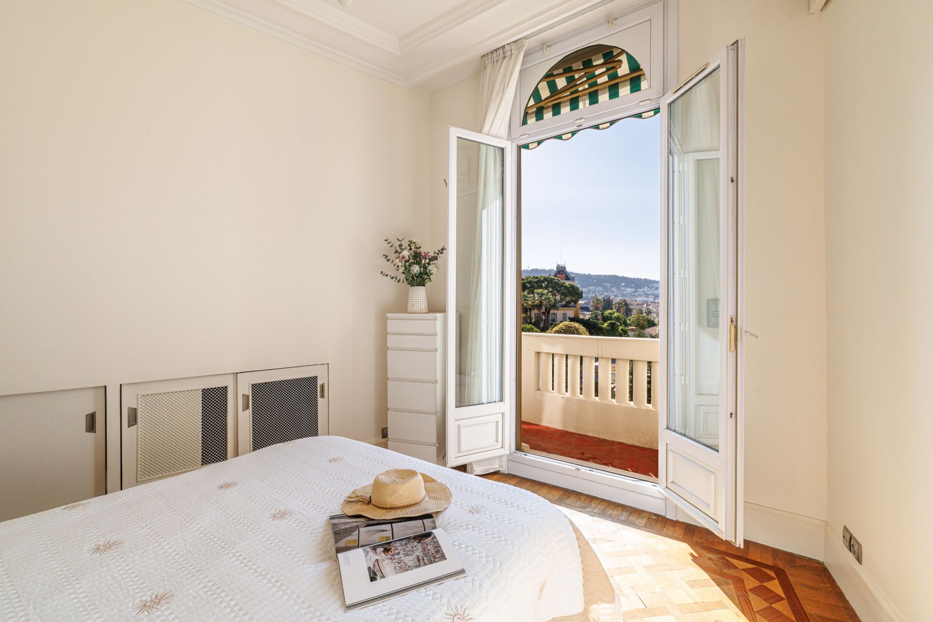 apartment 7 Rooms for sale on NICE (06000)