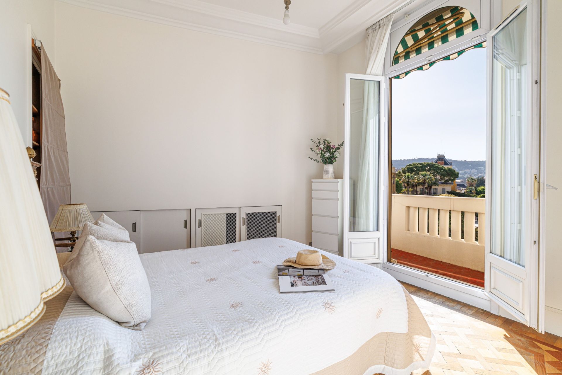 apartment 7 Rooms for sale on NICE (06000)