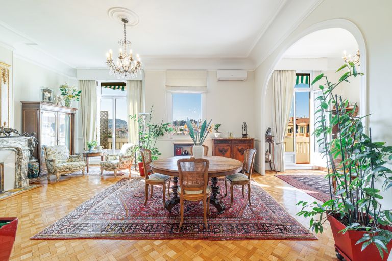 apartment 7 Rooms for sale on NICE (06000)