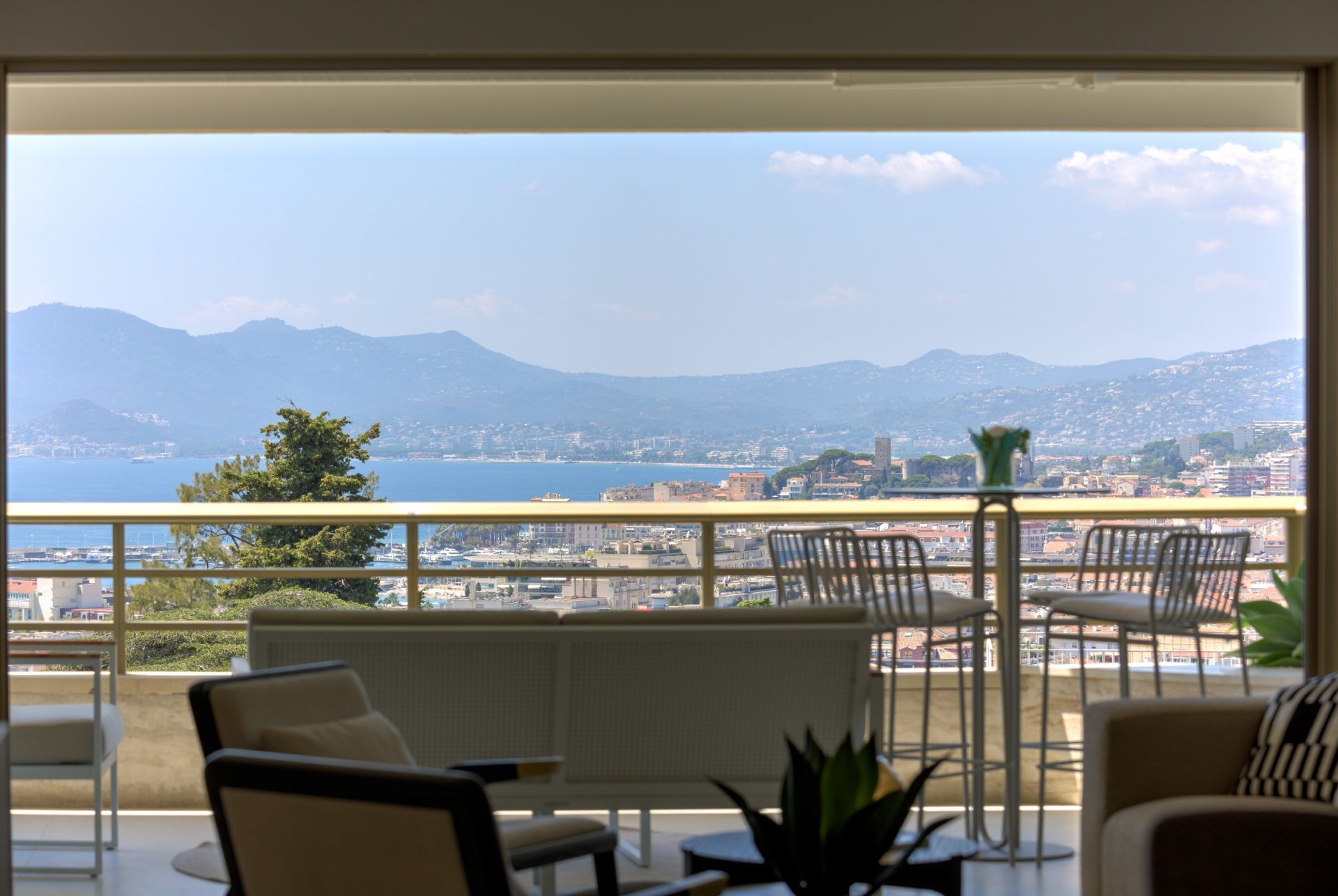 apartment 5 Rooms for sale on CANNES (06400)