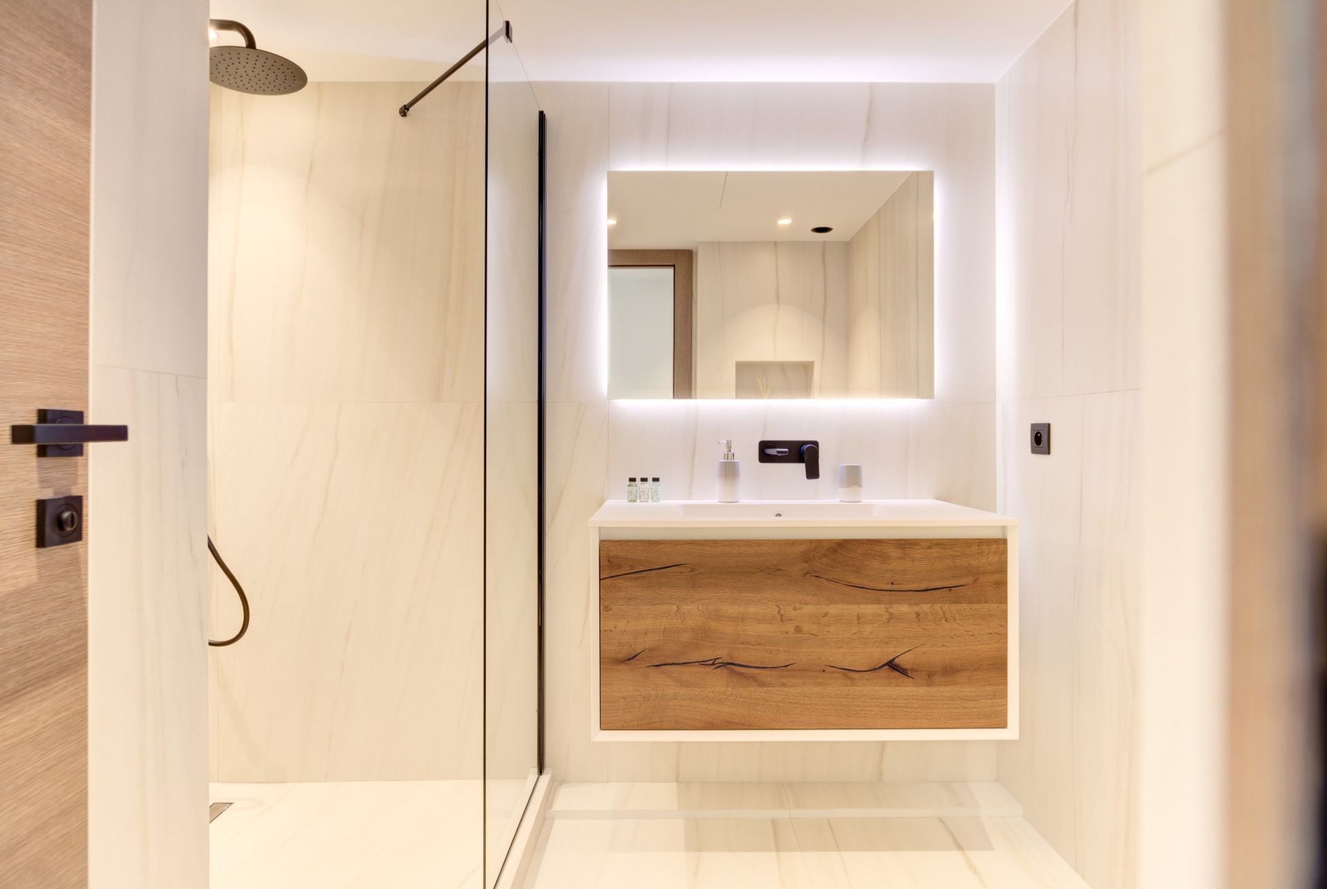 apartment 5 Rooms for sale on CANNES (06400)