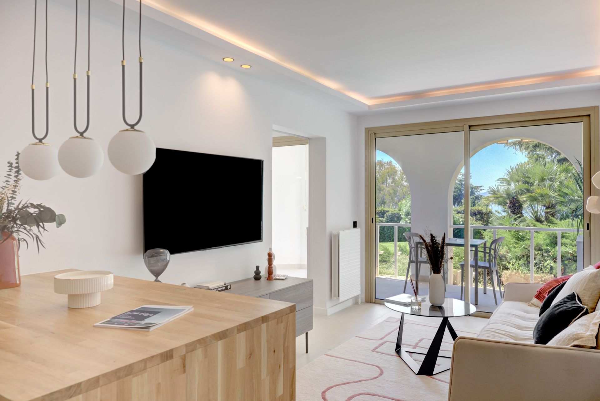 apartment 5 Rooms for sale on CANNES (06400)