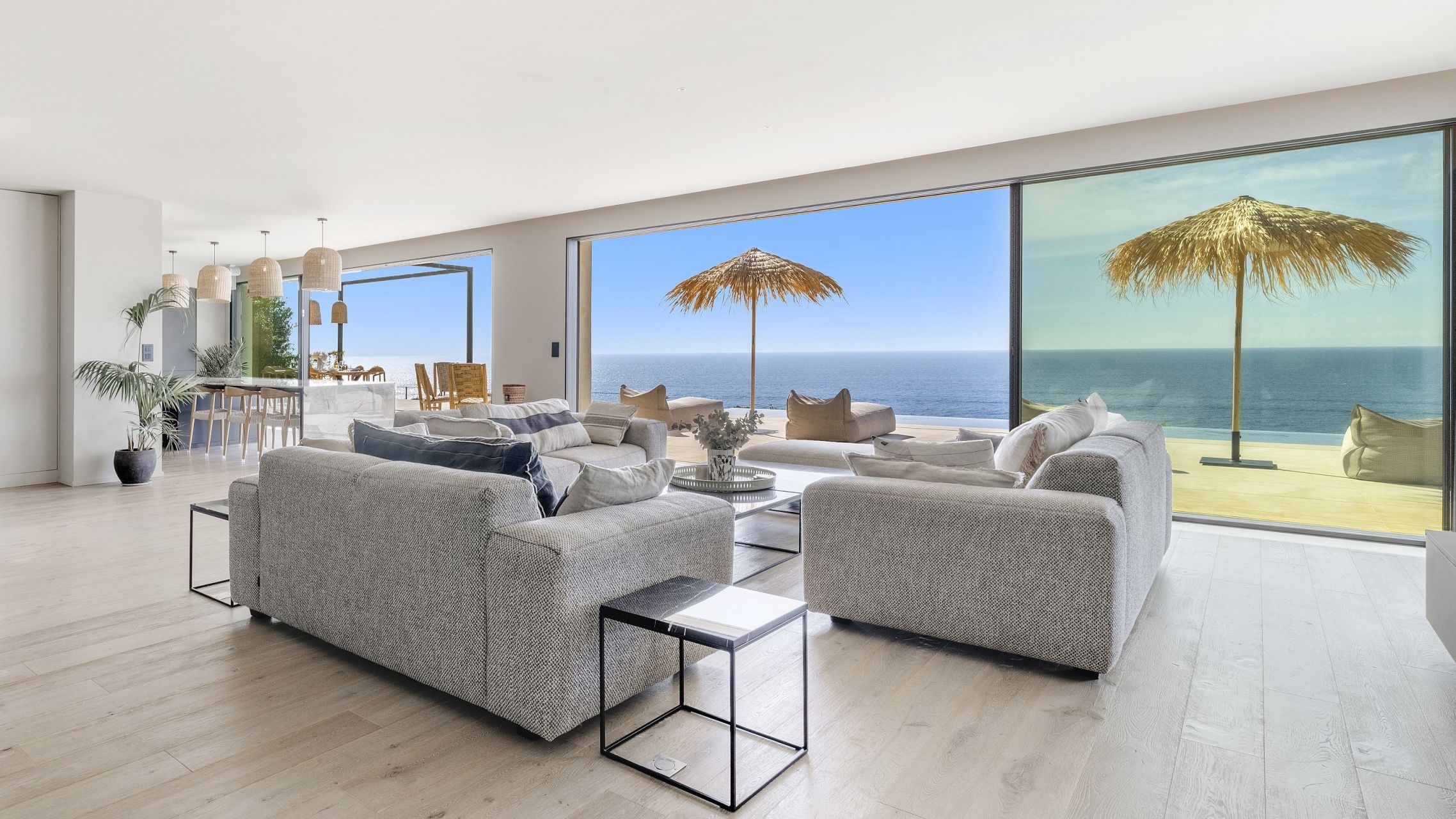 villa 9 Rooms for sale on LES ISSAMBRES (83380)