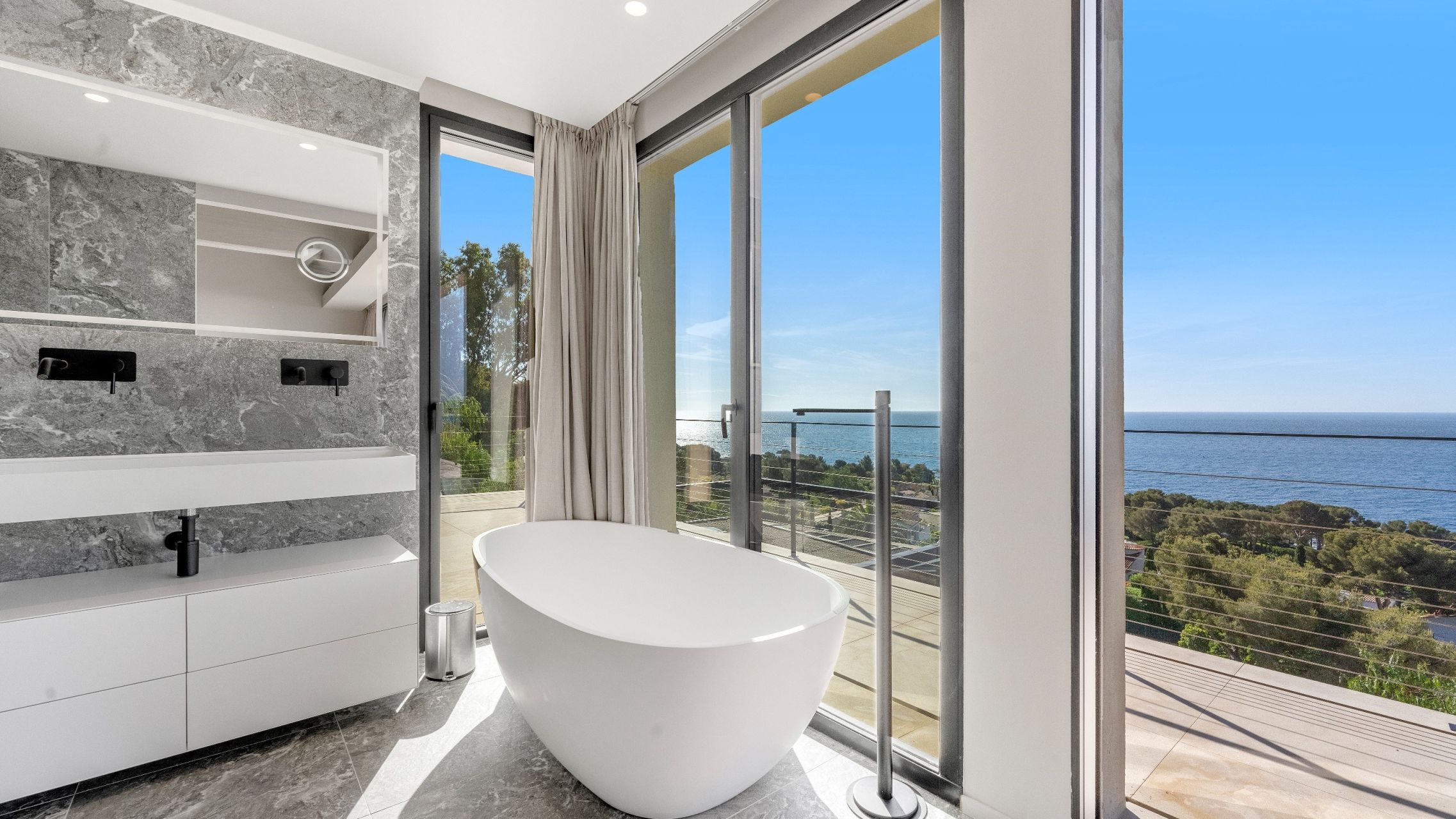 villa 9 Pièces en vente sur LES ISSAMBRES (83380)