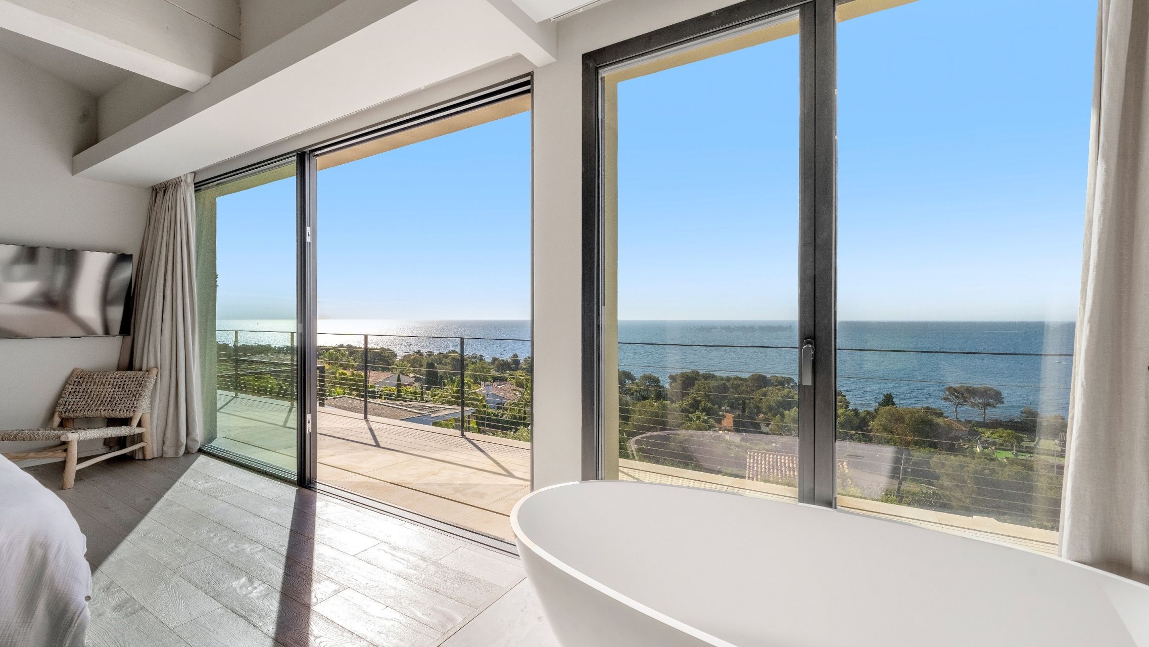 villa 9 Rooms for sale on LES ISSAMBRES (83380)