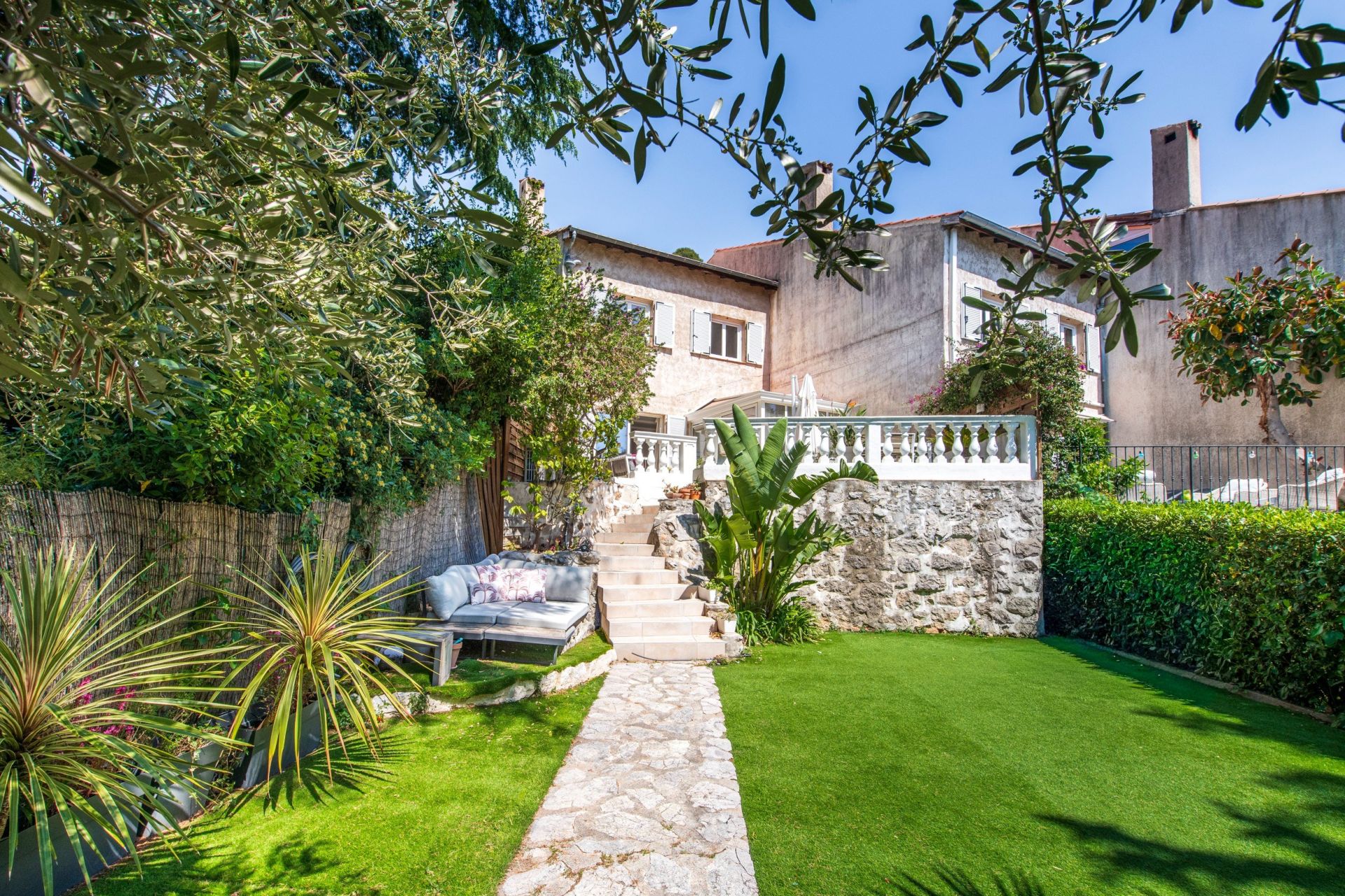 villa 4 Rooms for sale on VILLEFRANCHE SUR MER (06230)