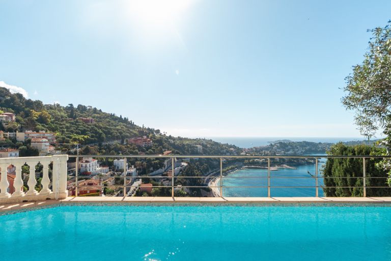 villa 8 Rooms for sale on VILLEFRANCHE SUR MER (06230)