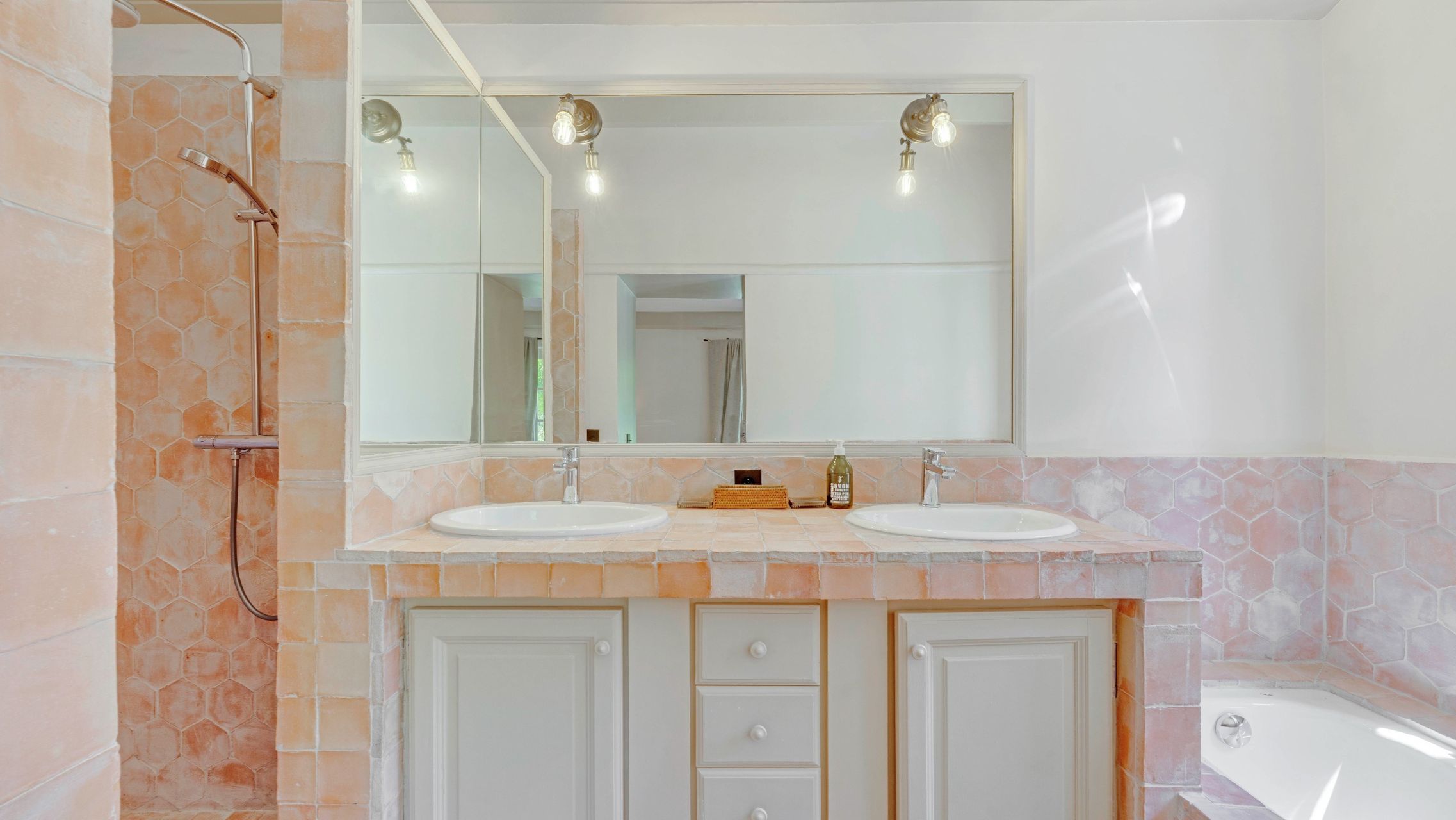 villa 9 Rooms for sale on RAMATUELLE (83350)